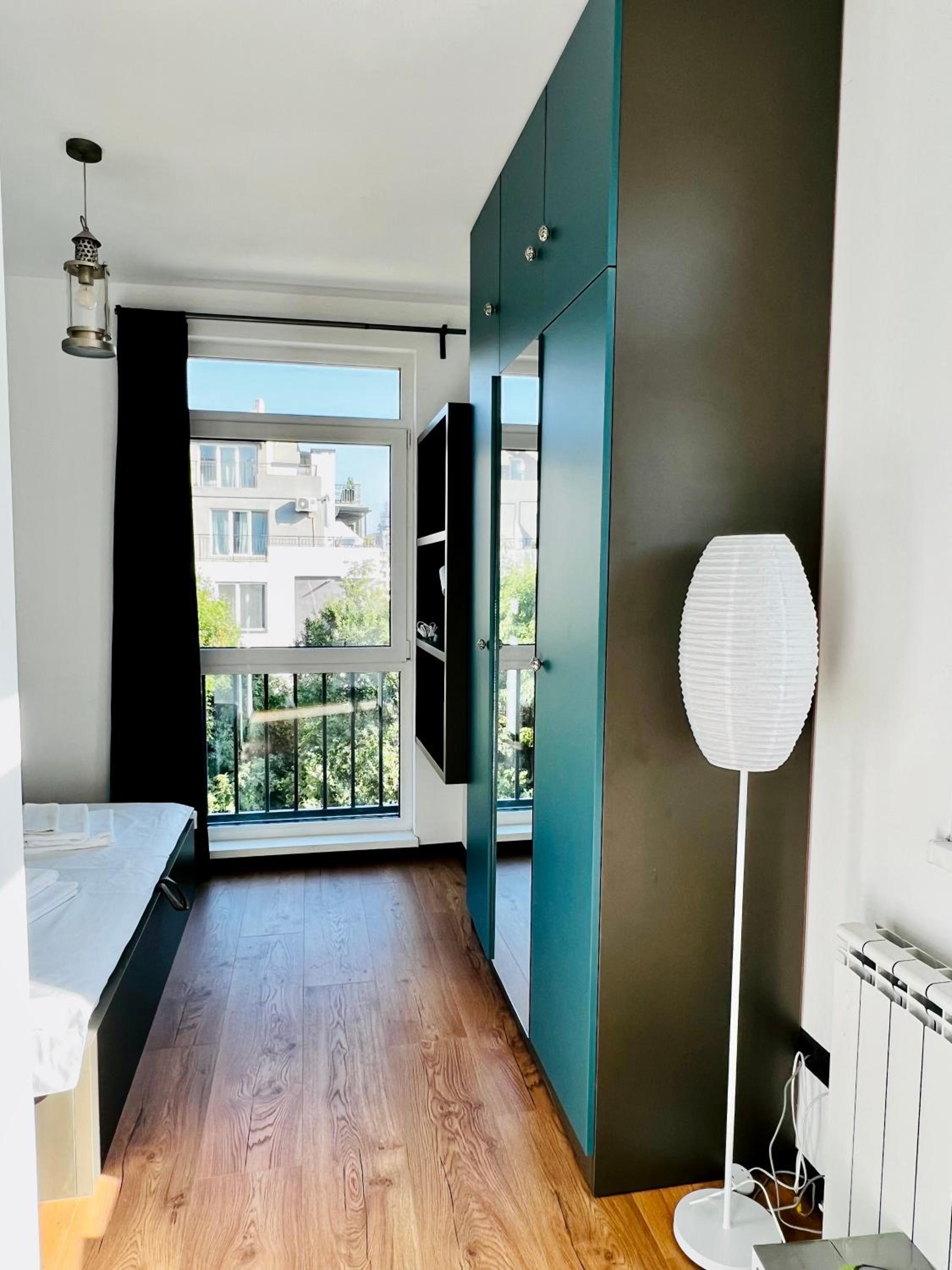 ArT Apartment Near Paradise Mall & Metro Station