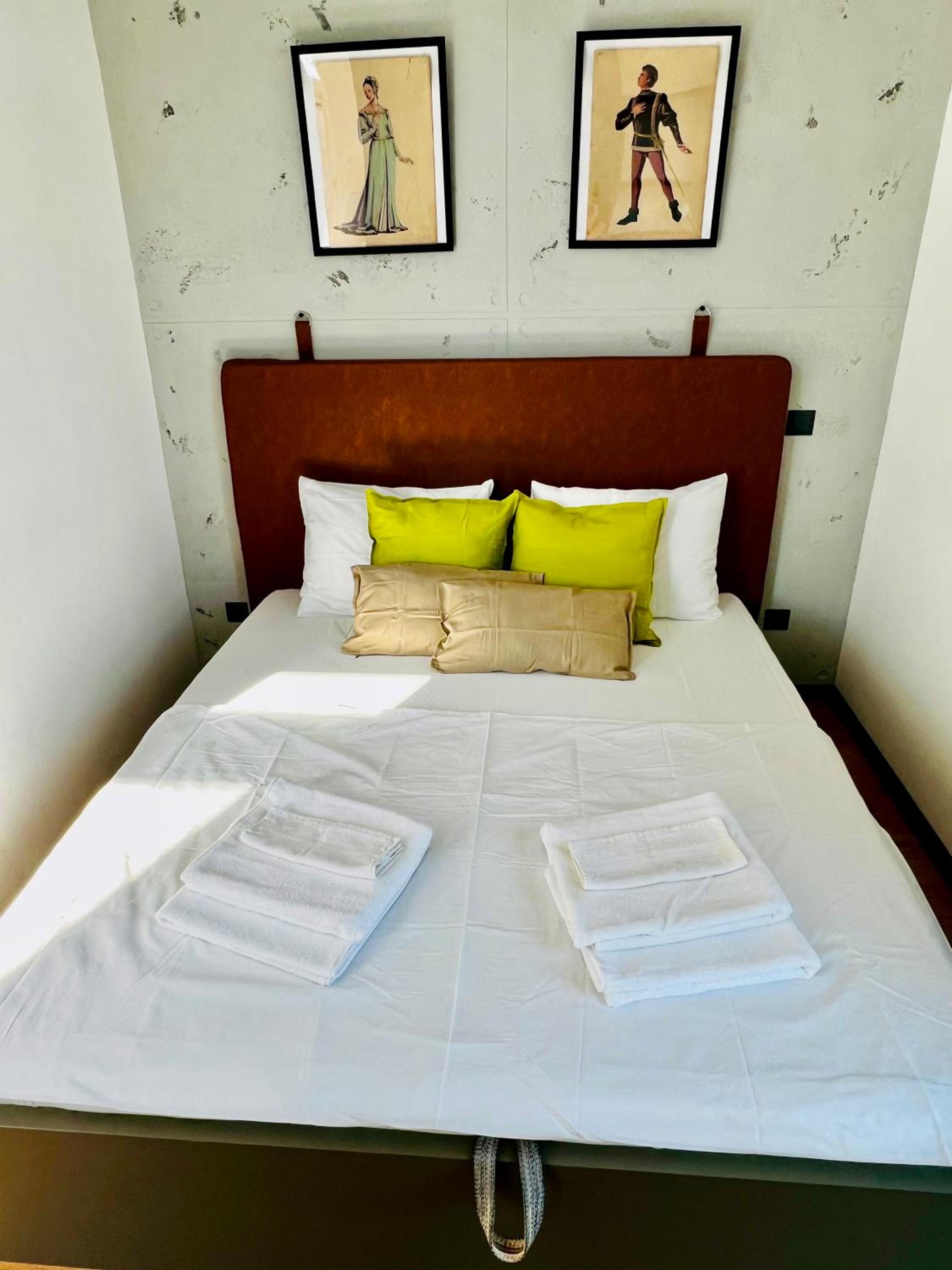 ArT Apartment Near Paradise Mall & Metro Station