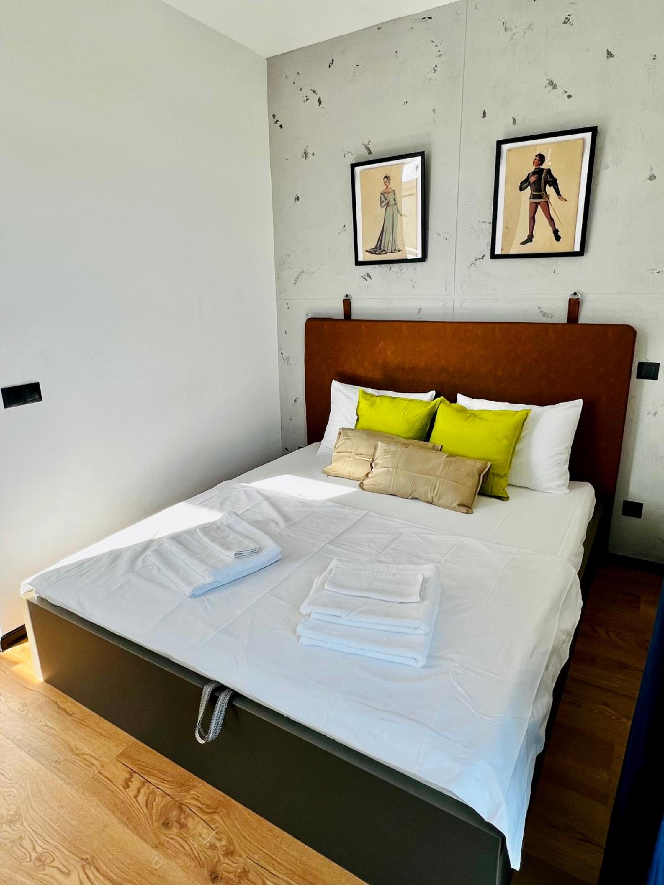 ArT Apartment Near Paradise Mall & Metro Station