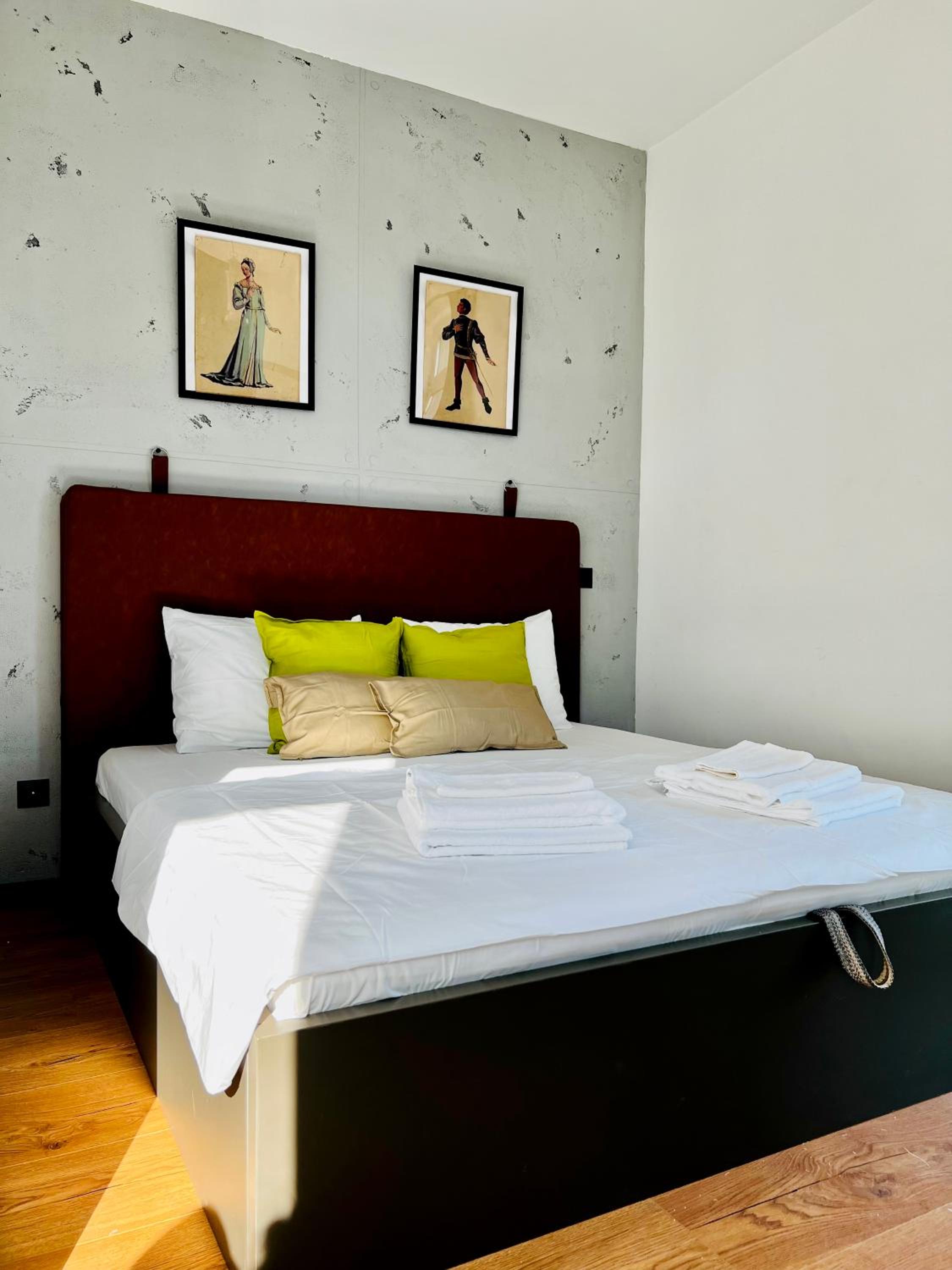 ArT Apartment Near Paradise Mall & Metro Station