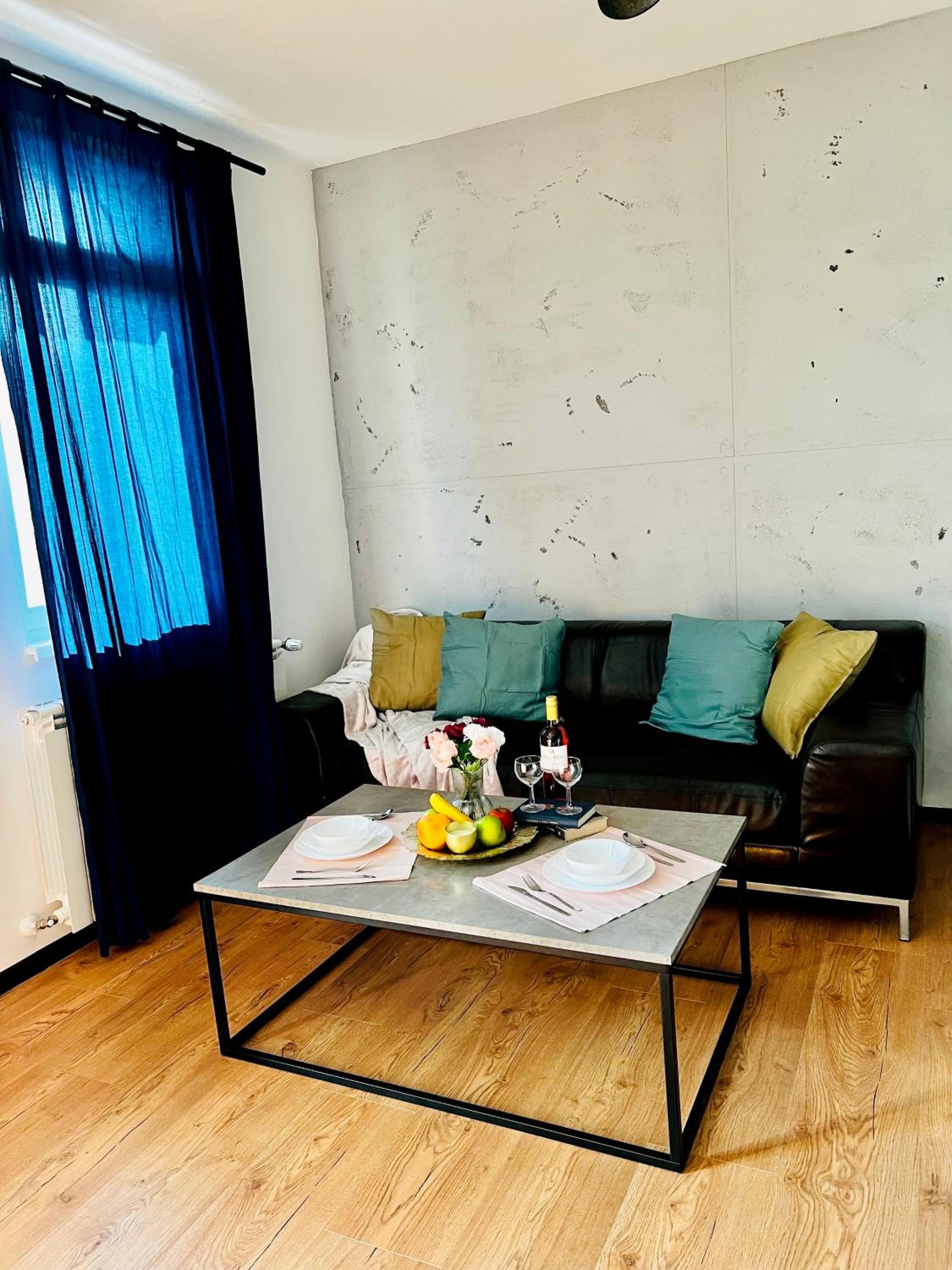 ArT Apartment Near Paradise Mall & Metro Station