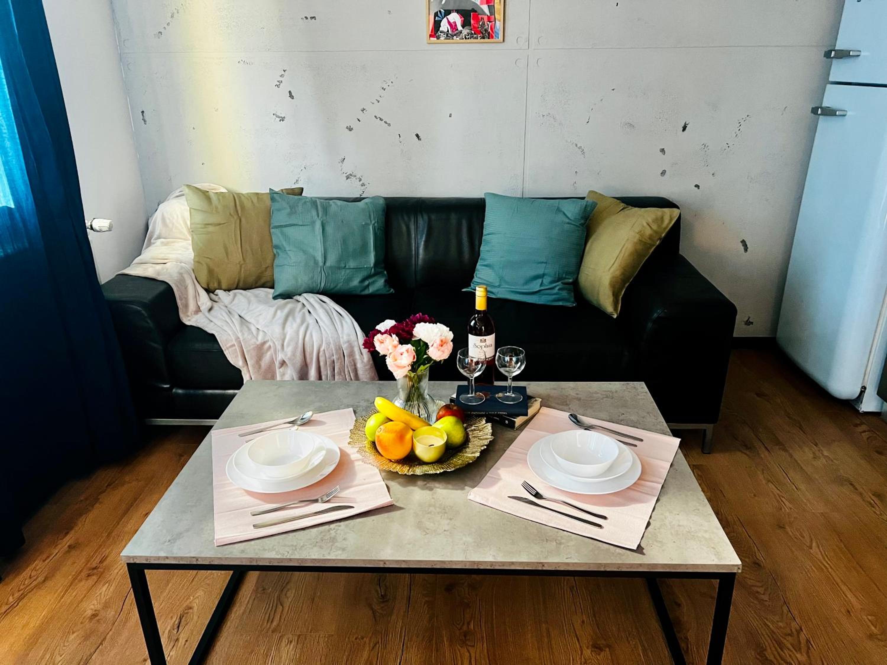 ArT Apartment Near Paradise Mall & Metro Station