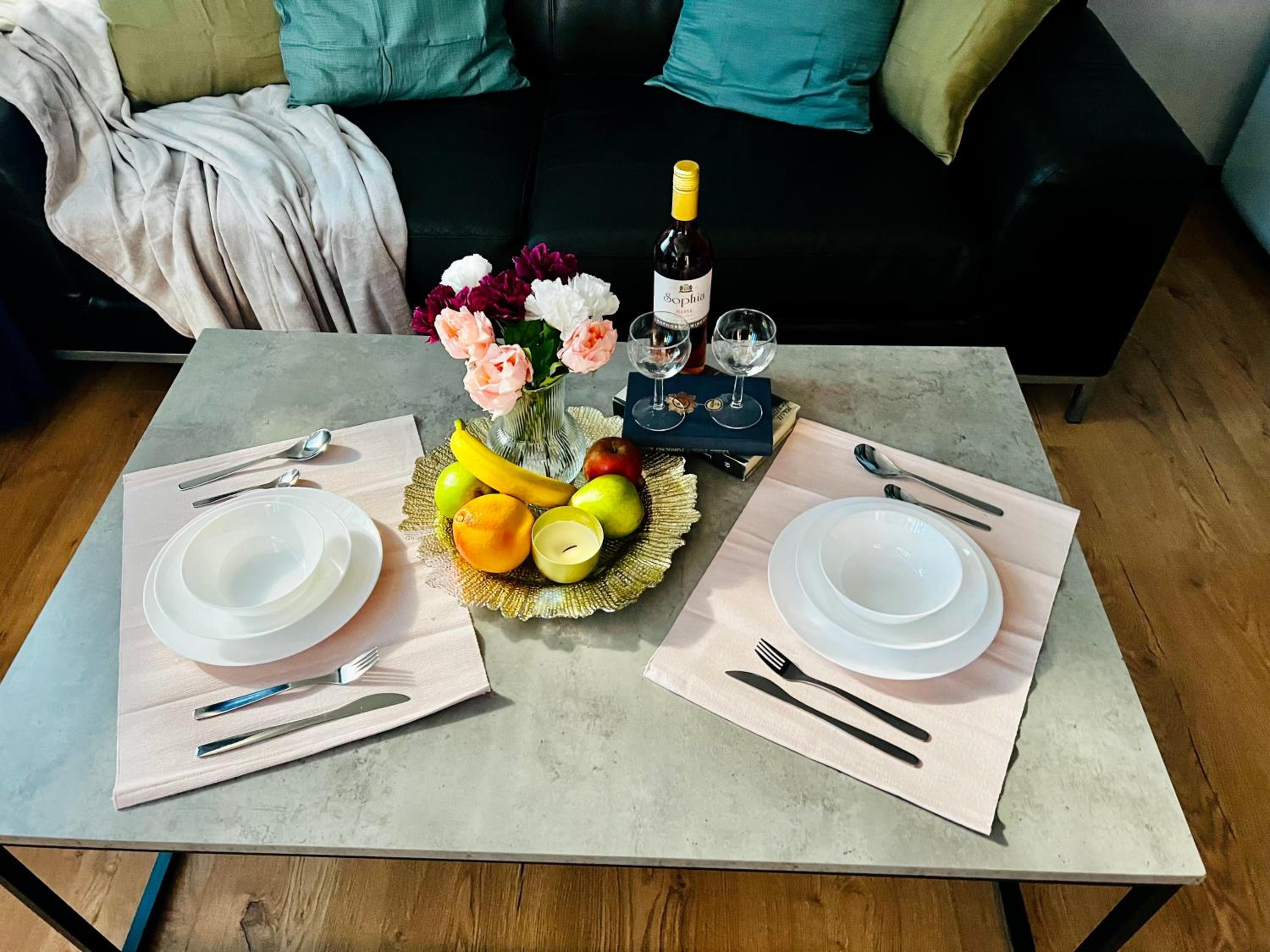 ArT Apartment Near Paradise Mall & Metro Station