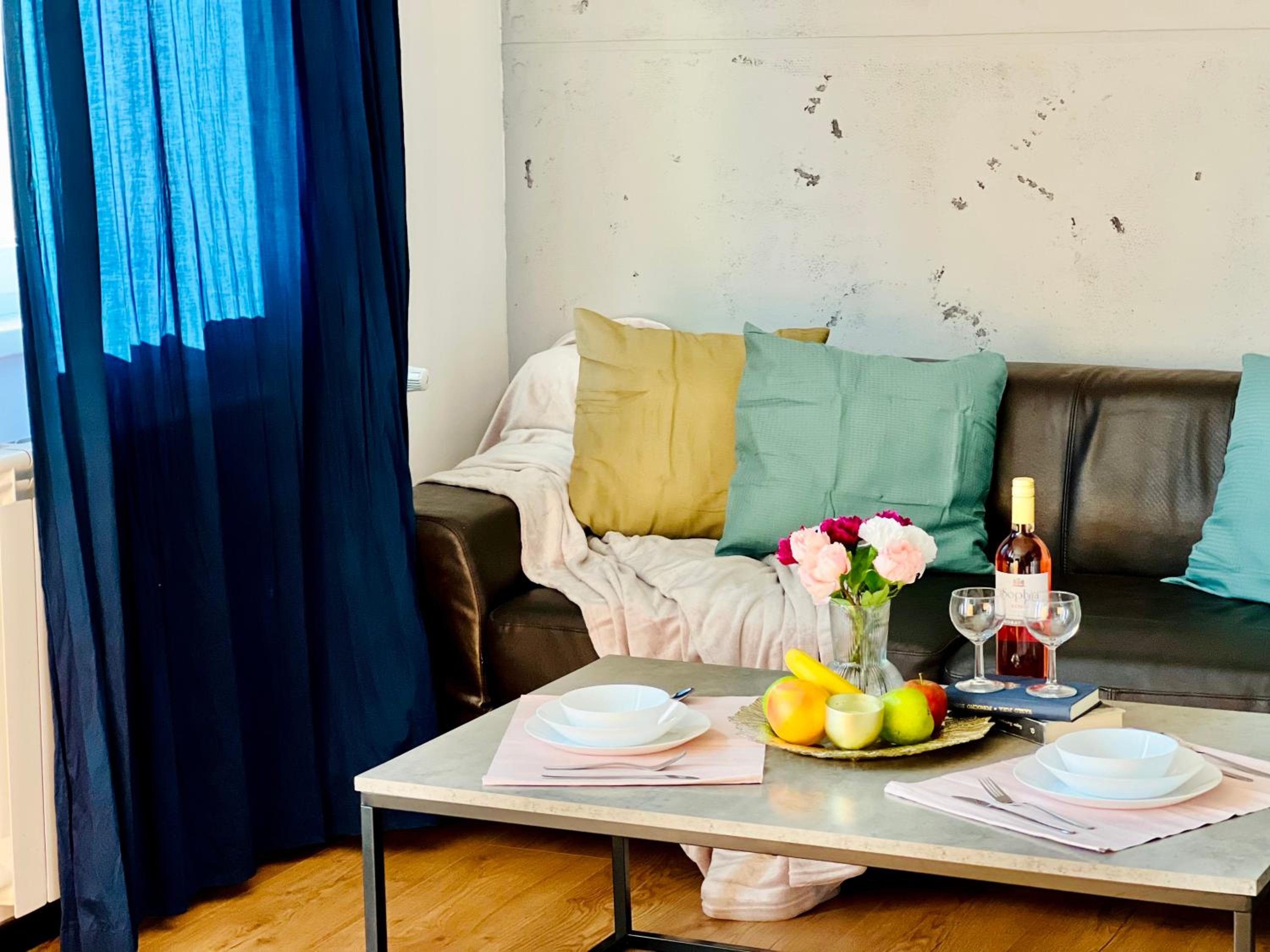 ArT Apartment Near Paradise Mall & Metro Station