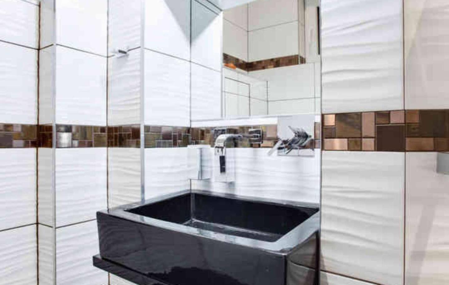 Luxury 3KK Apt w/2KINGBeds 65”TV,Next Wenceslas Sq