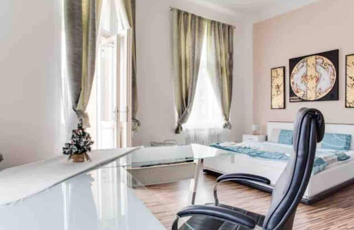 Luxury 3KK Apt w/2KINGBeds 65”TV,Next Wenceslas Sq