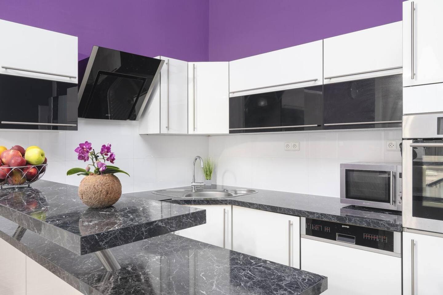 Luxury 3KK Apt w/2KINGBeds 65”TV,Next Wenceslas Sq