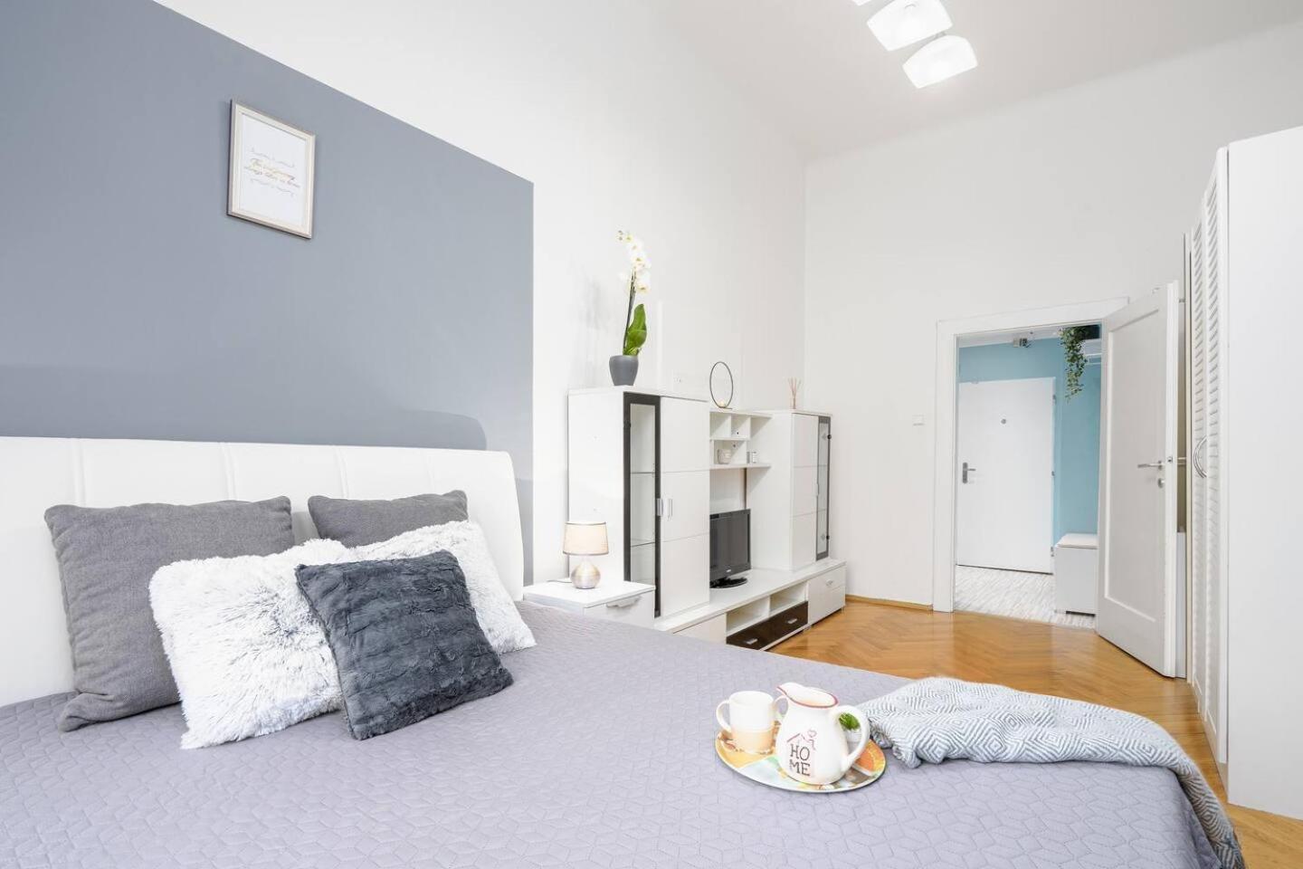 Luxury 3KK Apt w/2KINGBeds 65”TV,Next Wenceslas Sq