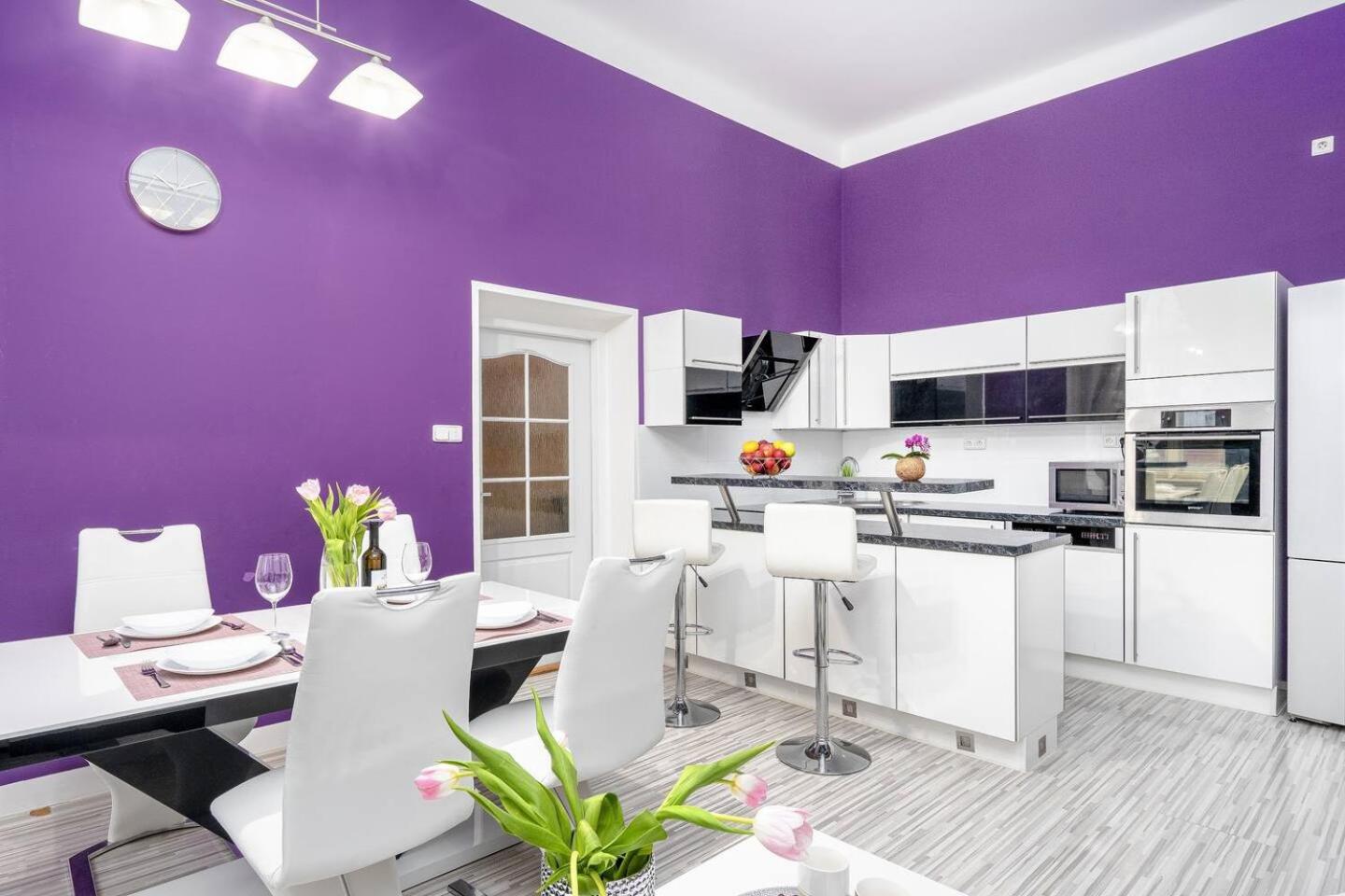 Luxury 3KK Apt w/2KINGBeds 65”TV,Next Wenceslas Sq