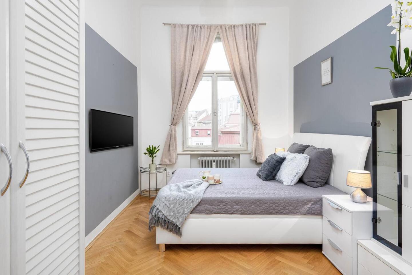 Luxury 3KK Apt w/2KINGBeds 65”TV,Next Wenceslas Sq