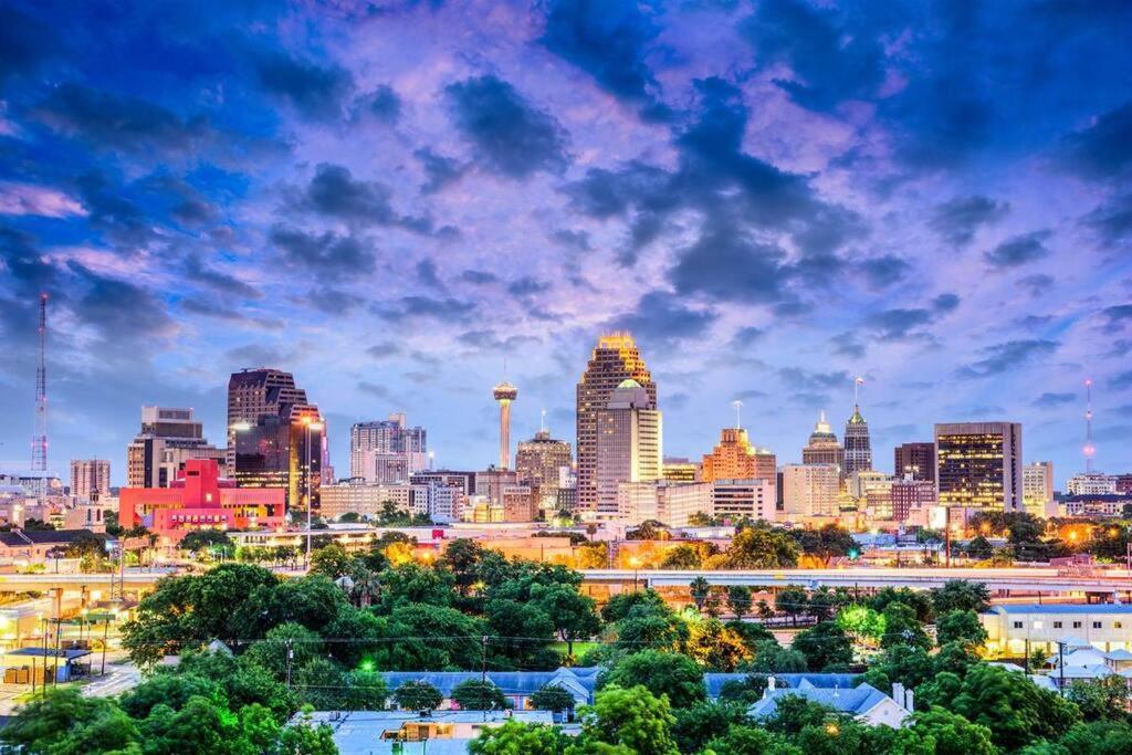 Walk to the Alamodome! Sleeps 6, Pet Friendly view 3