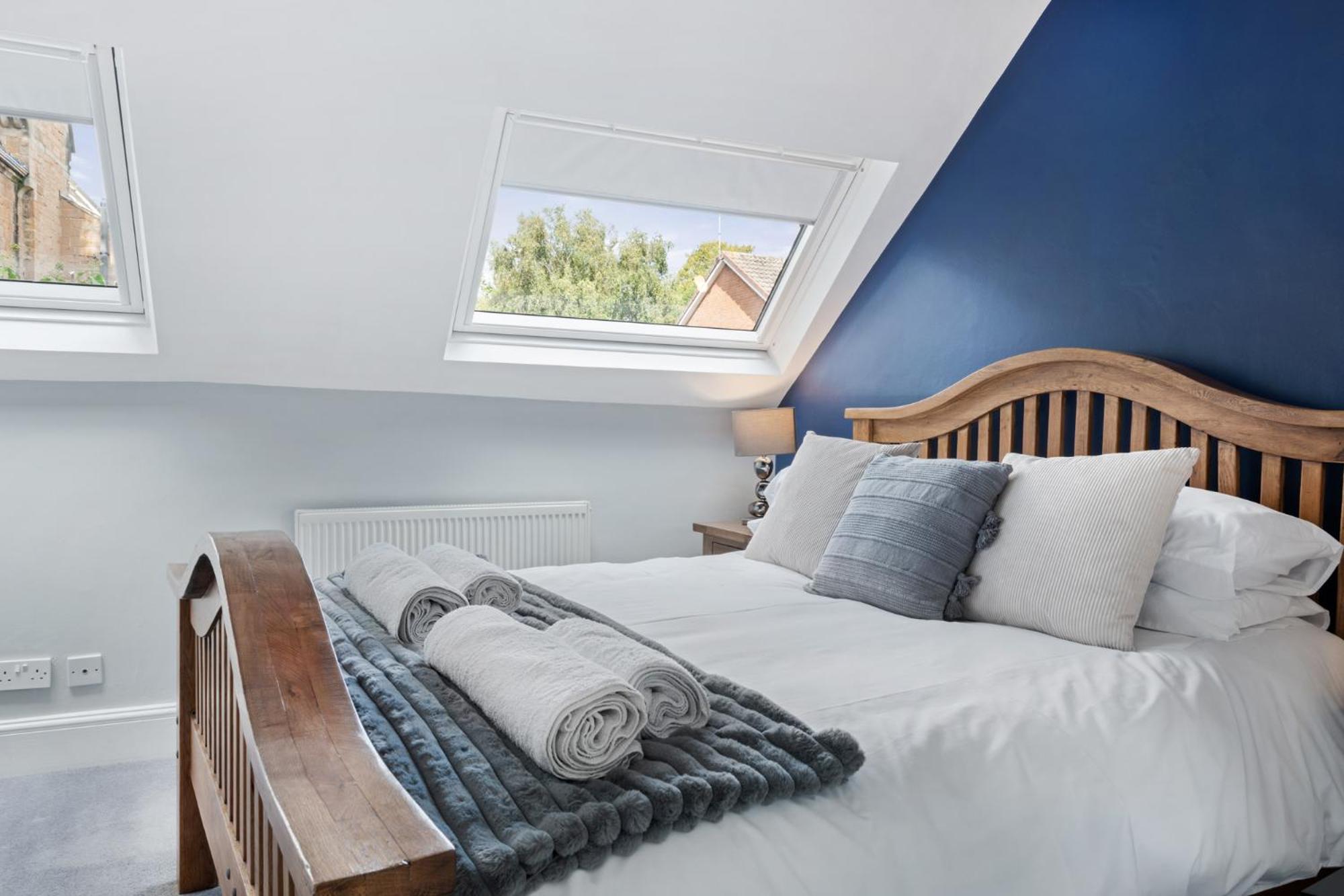 Beautiful Secluded 2 Bedroom Coach House view 4