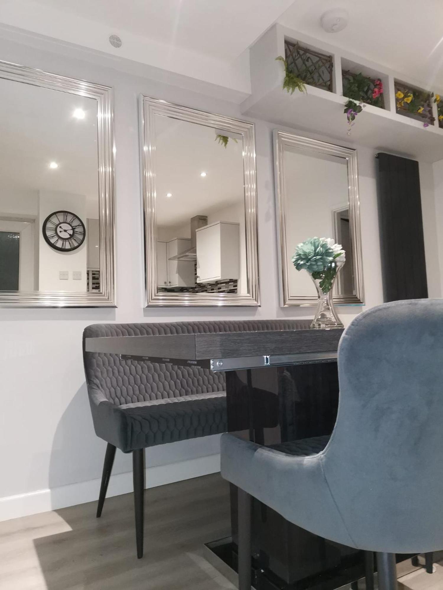 Amber Apartments, FREE PARKING, 3 bedrooms, sleeps 5, 1 en-suite plus 1 bath/shower room view 2