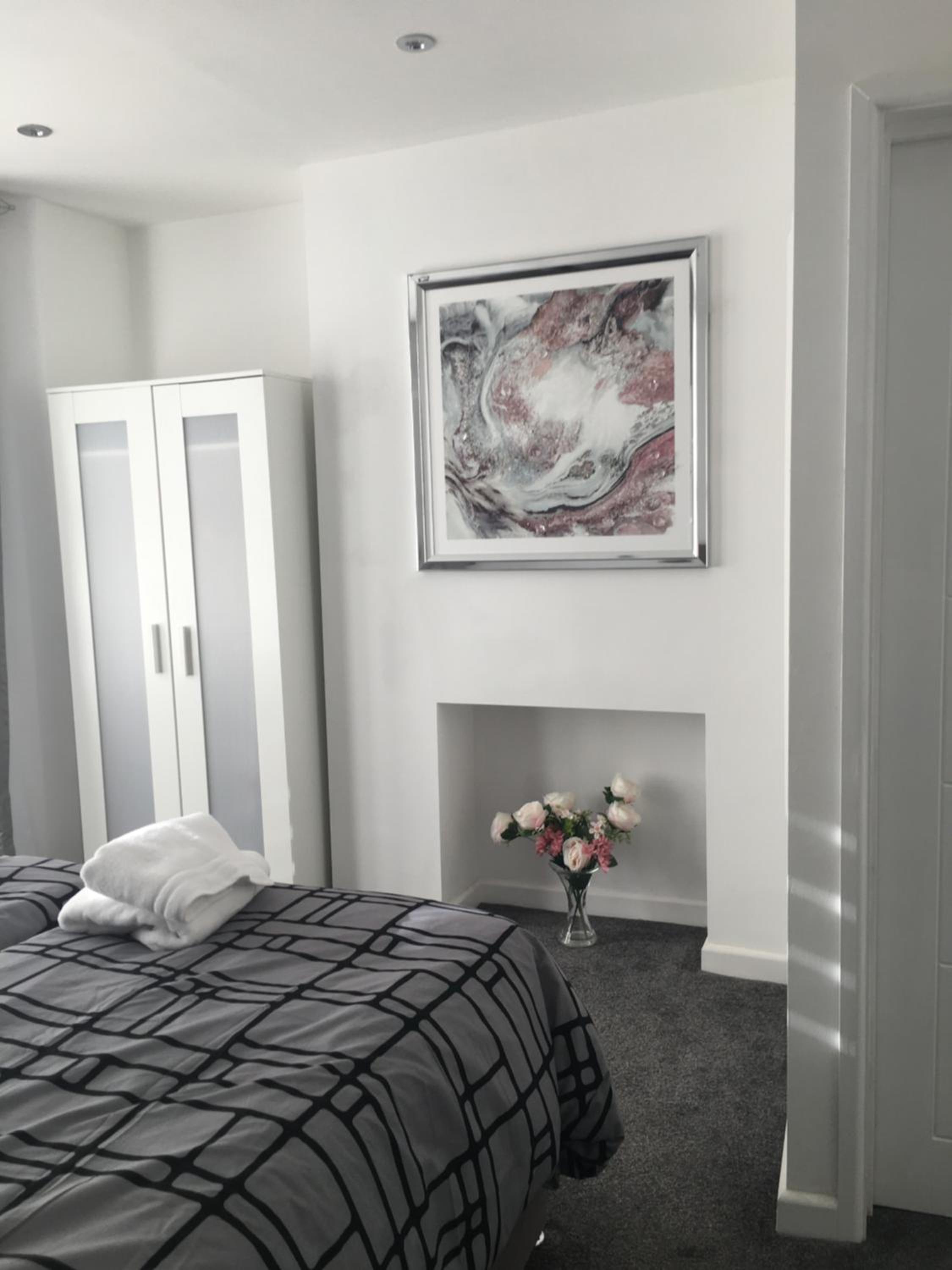 Amber Apartments, FREE PARKING, 3 bedrooms, sleeps 5, 1 en-suite plus 1 bath/shower room view 3