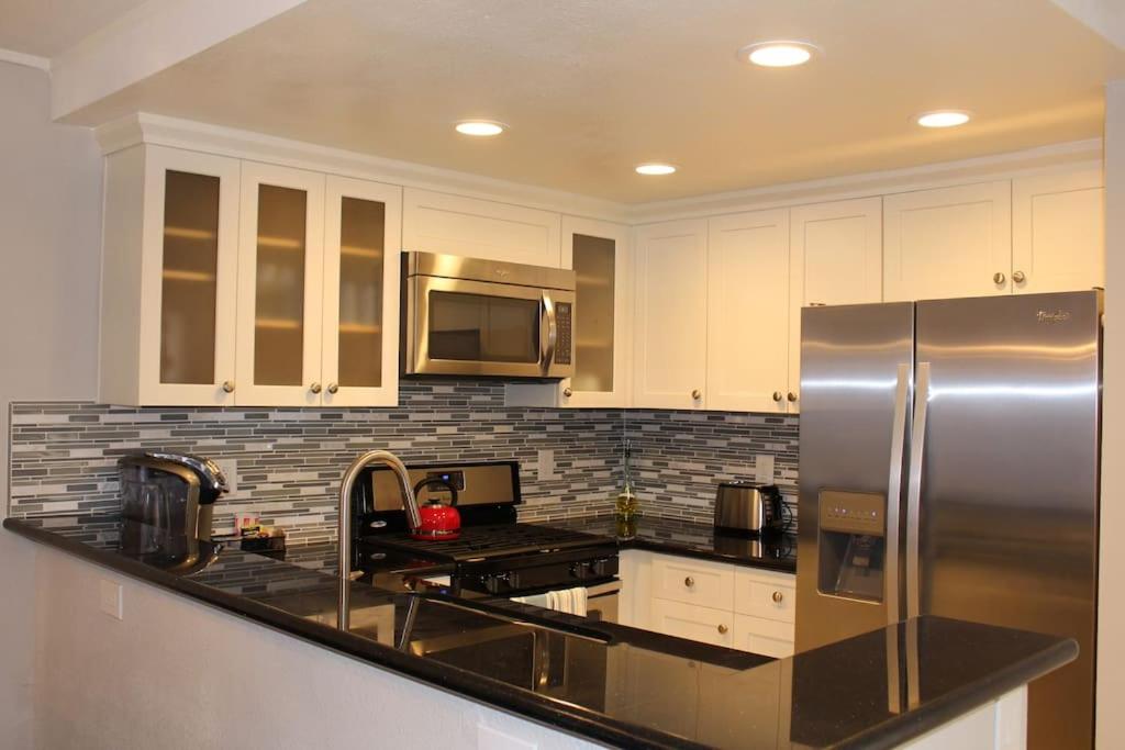 Orange County/Anaheim Vacations - MAGICAL Xcape, POOLS-SPA, WALK 2 DISNEY, CENTRAL AC-HEAT, FULLY EQUIPPED, 2 FREE PARKING SPACES, OWNER MGMT - Property Image 28