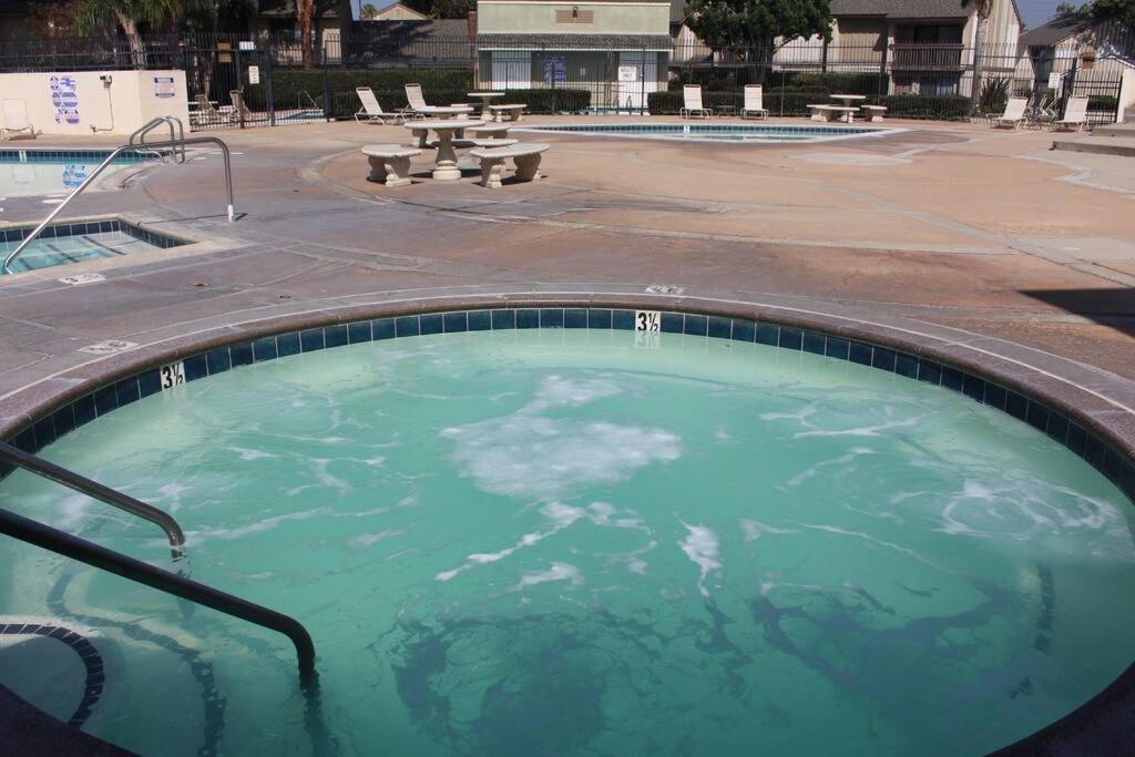 Orange County/Anaheim Vacations - MAGICAL Xcape, POOLS-SPA, WALK 2 DISNEY, CENTRAL AC-HEAT, FULLY EQUIPPED, 2 FREE PARKING SPACES, OWNER MGMT - Property Image 22