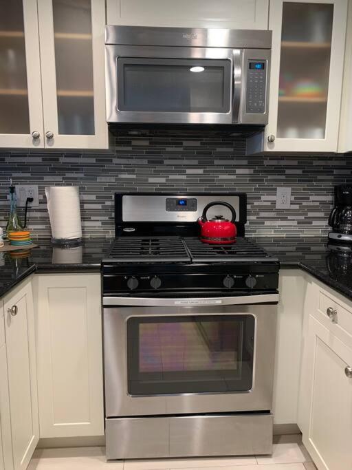 Orange County/Anaheim Vacations - MAGICAL Xcape, POOLS-SPA, WALK 2 DISNEY, CENTRAL AC-HEAT, FULLY EQUIPPED, 2 FREE PARKING SPACES, OWNER MGMT - Property Image 25