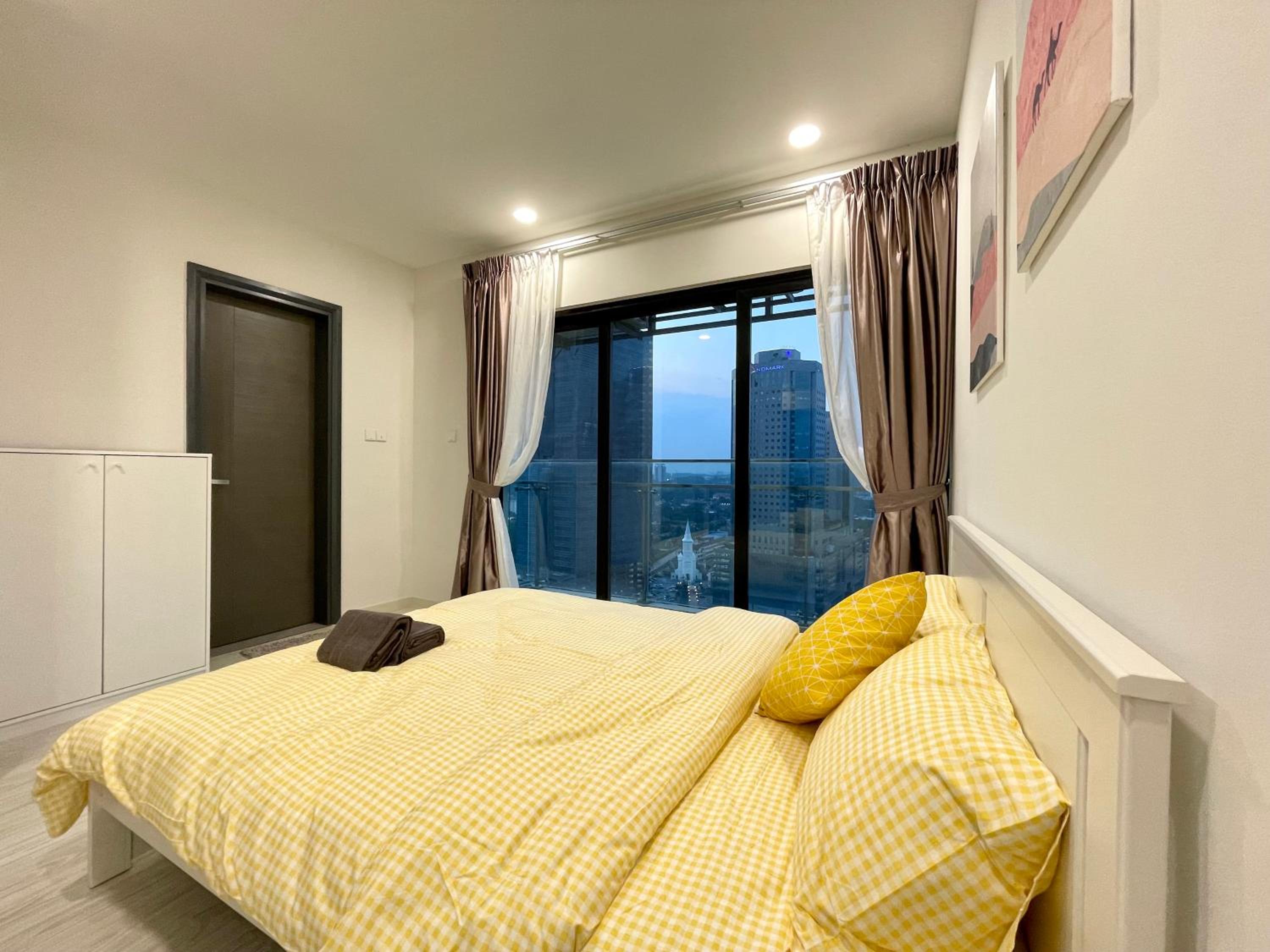 Luxe Suasana with Hot Tub by YoHome Homestay