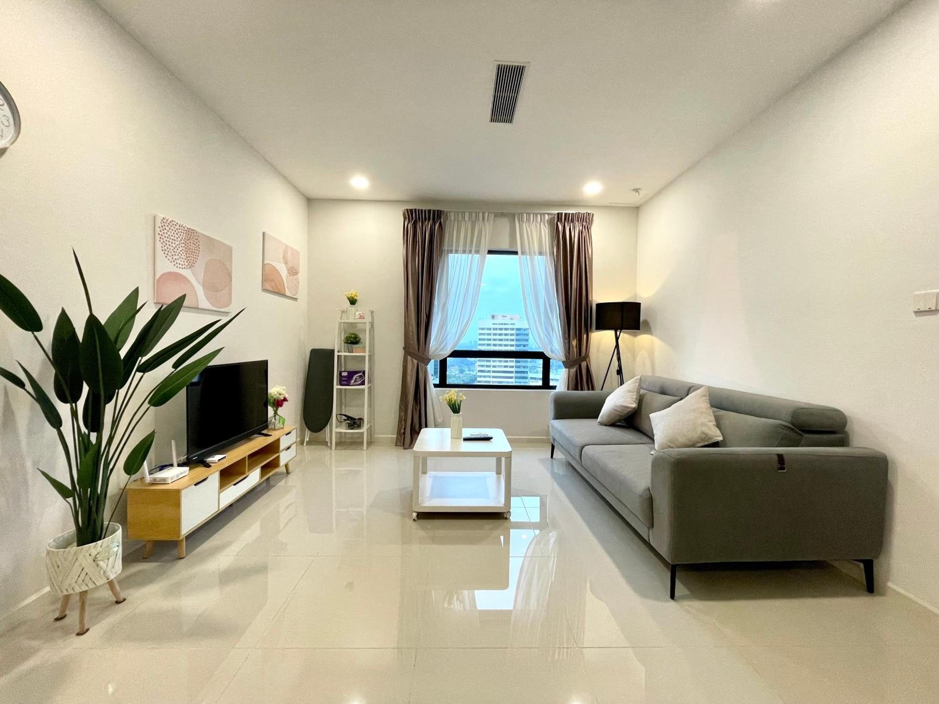 Luxe Suasana with Hot Tub by YoHome Homestay