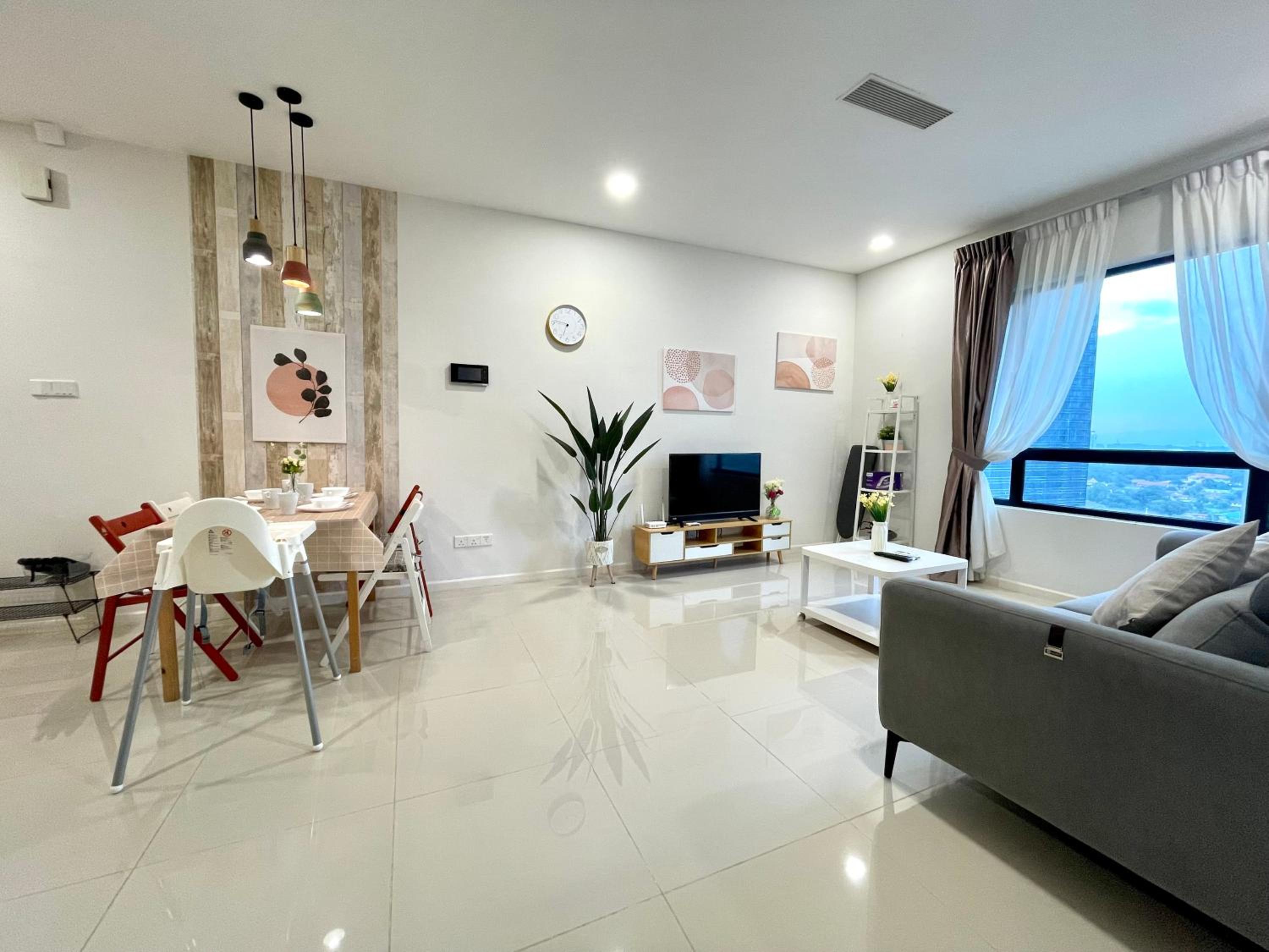 Luxe Suasana with Hot Tub by YoHome Homestay