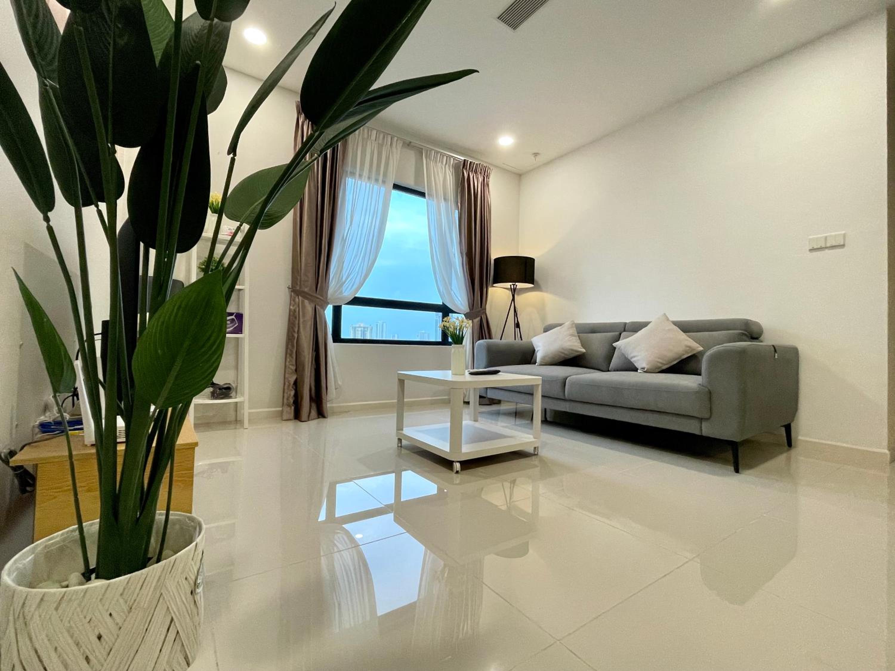 Luxe Suasana with Hot Tub by YoHome Homestay