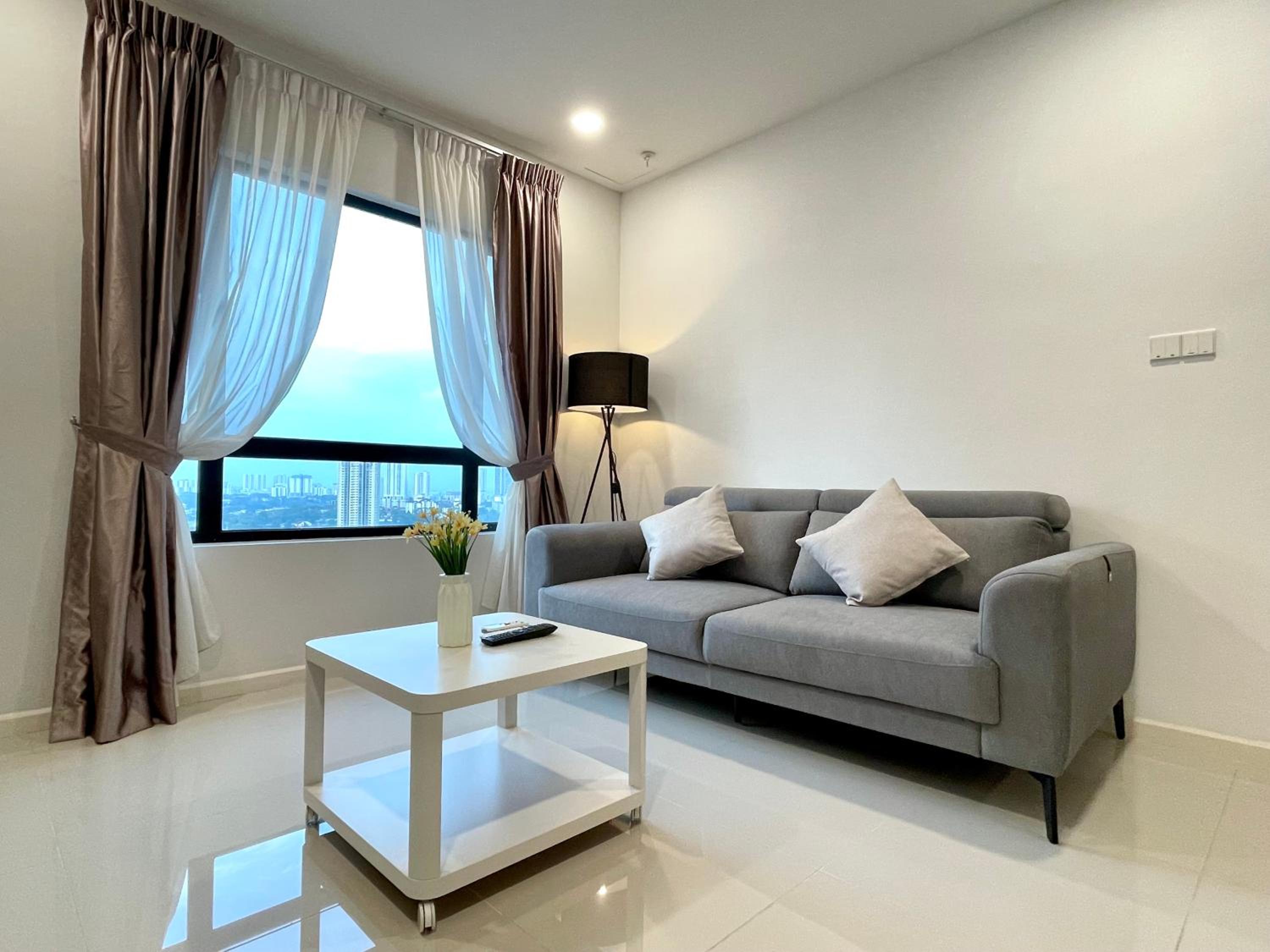 Luxe Suasana with Hot Tub by YoHome Homestay