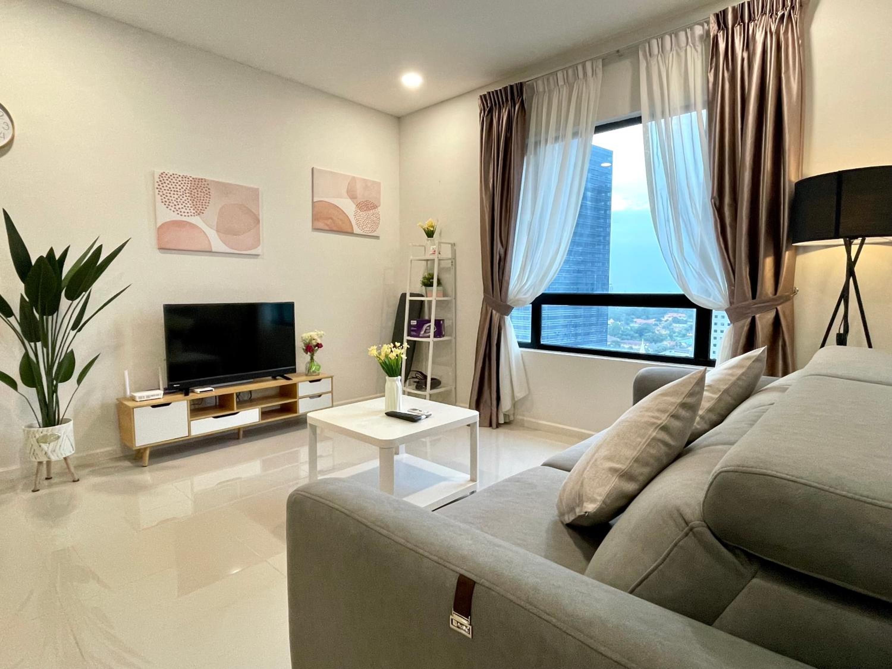 Luxe Suasana with Hot Tub by YoHome Homestay