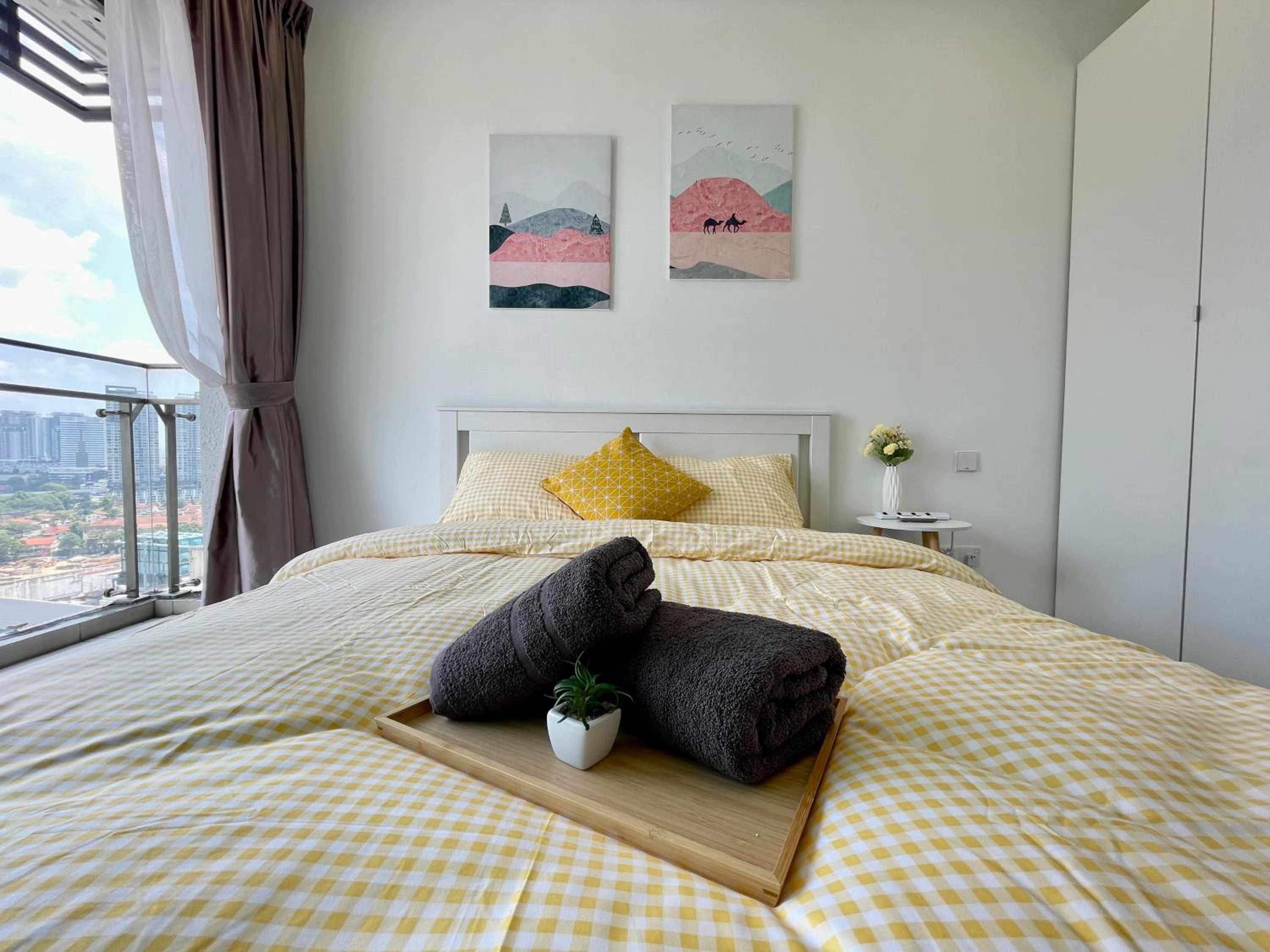 Luxe Suasana with Hot Tub by YoHome Homestay