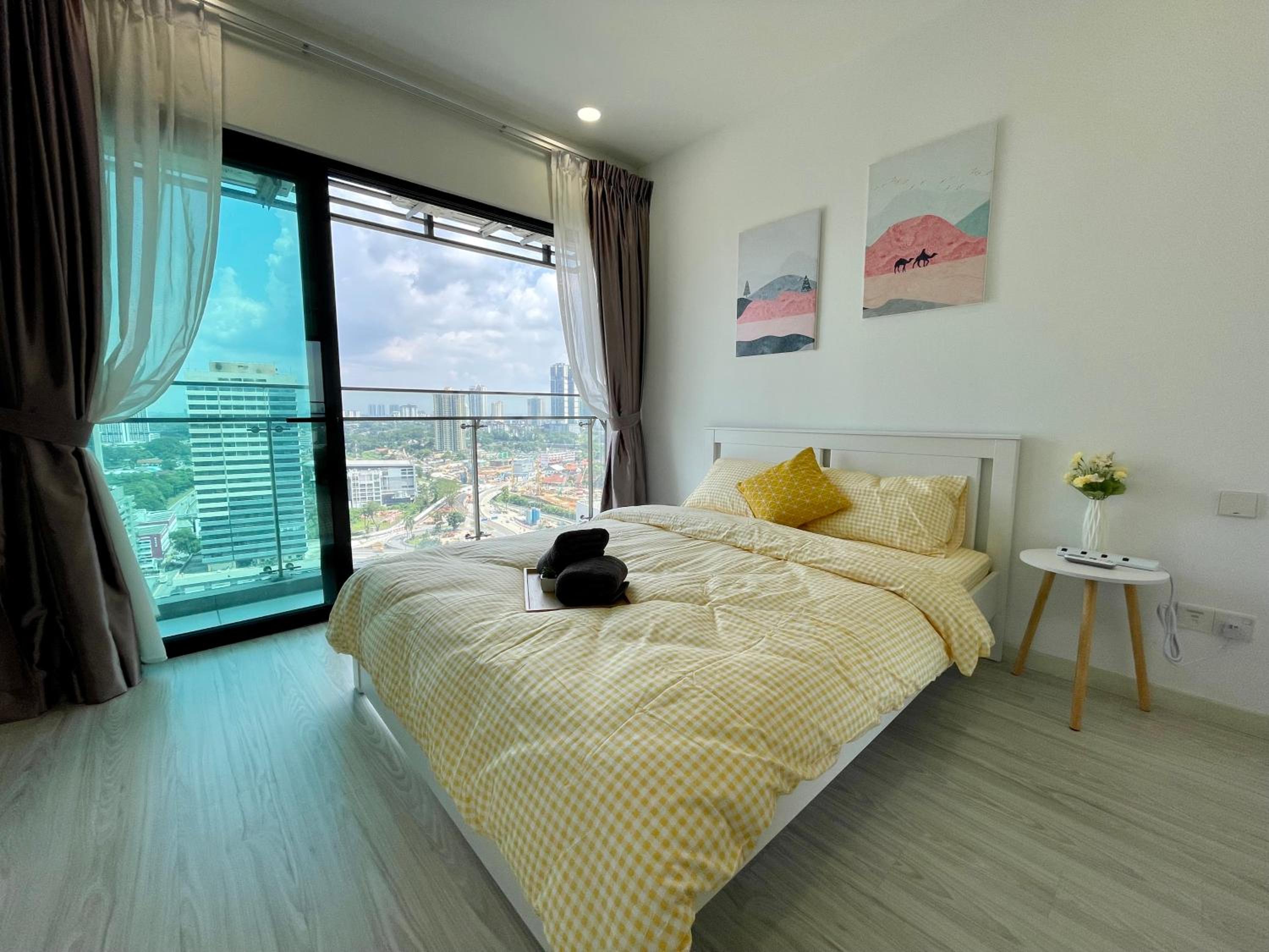 Luxe Suasana with Hot Tub by YoHome Homestay