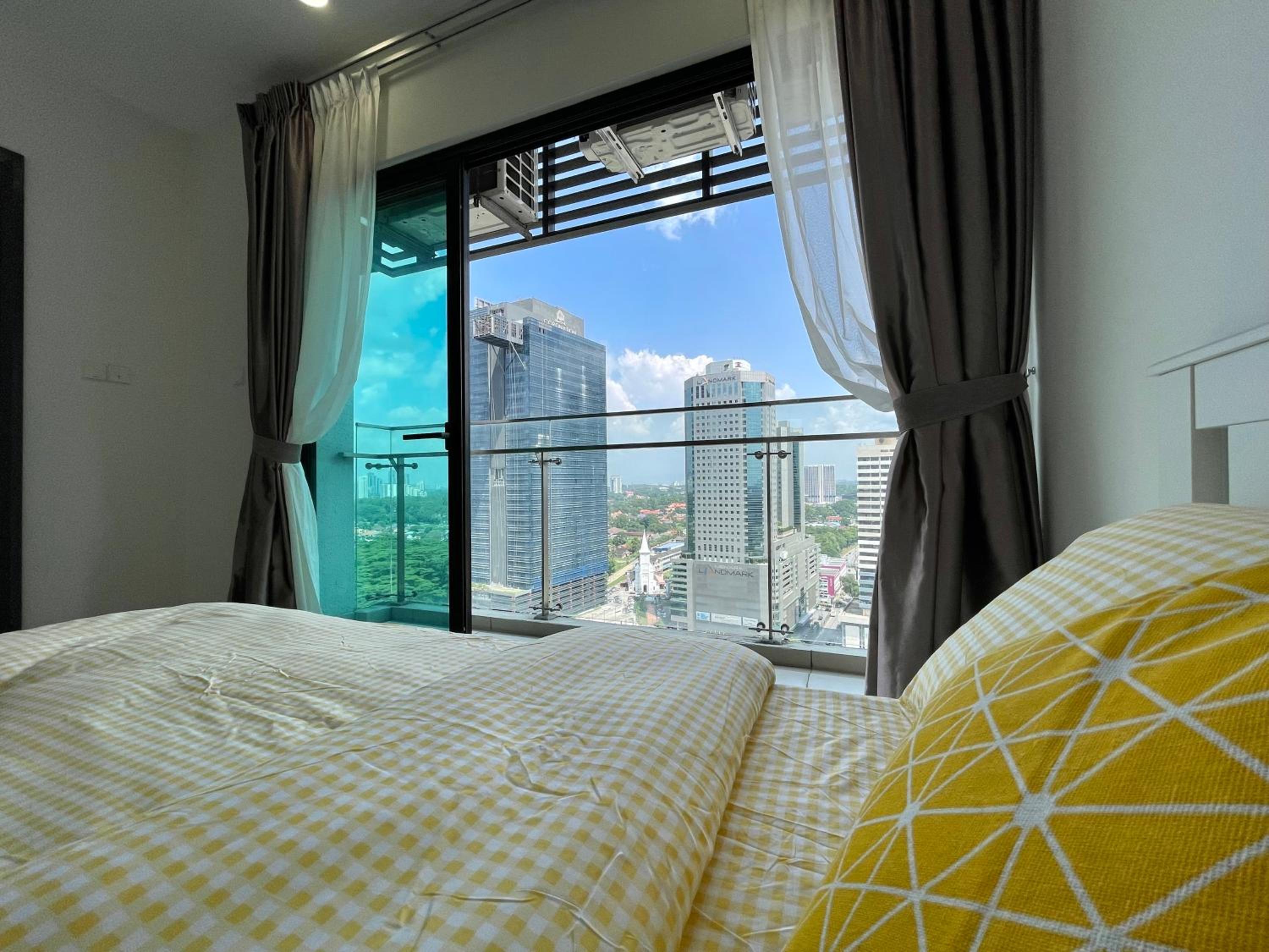 Luxe Suasana with Hot Tub by YoHome Homestay