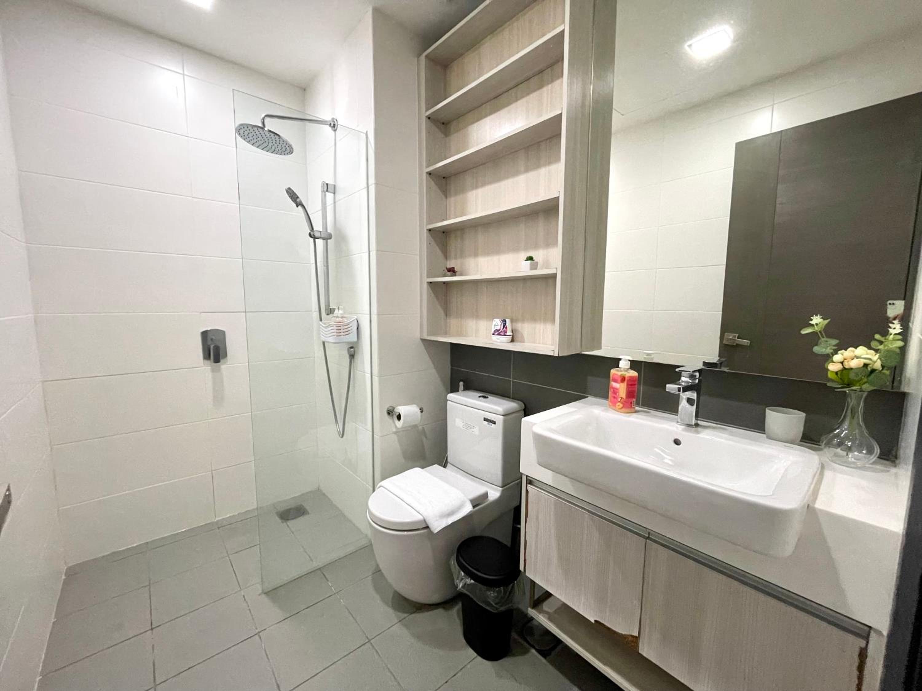 Luxe Suasana with Hot Tub by YoHome Homestay