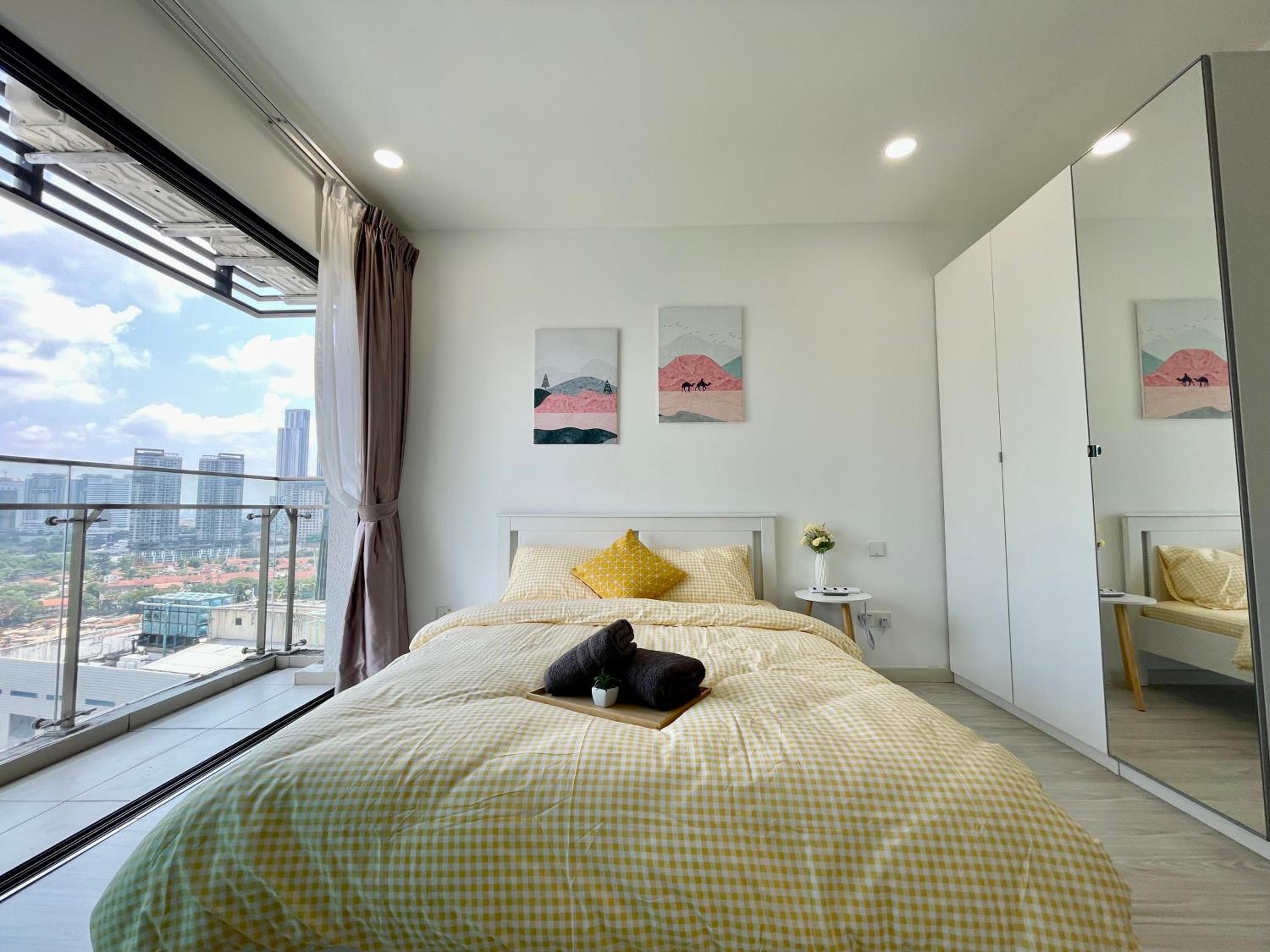 Luxe Suasana with Hot Tub by YoHome Homestay