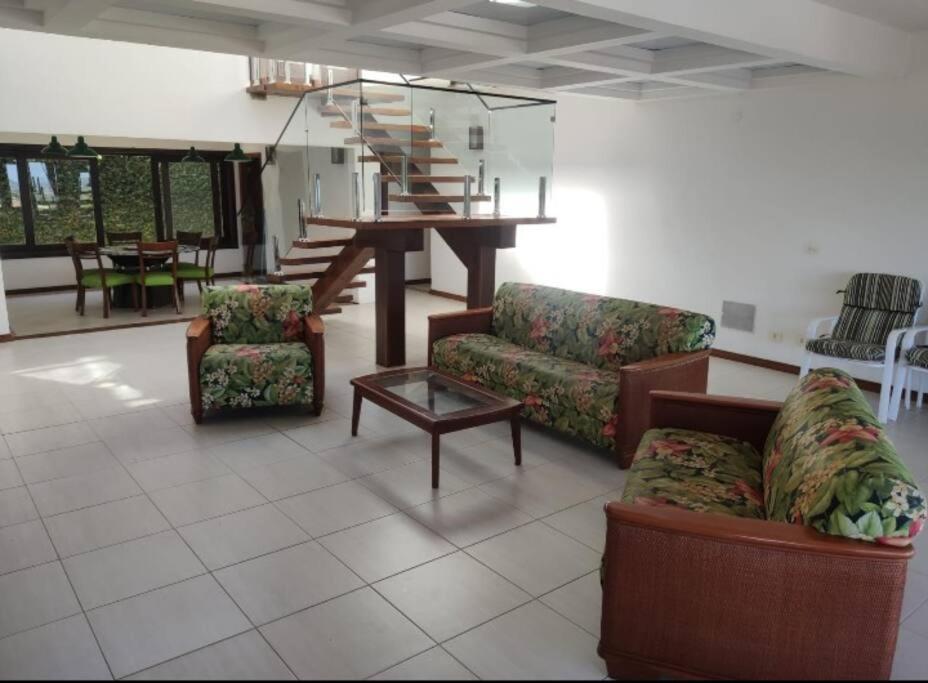Casa Independente com 7 suítes p até 20 pessoas