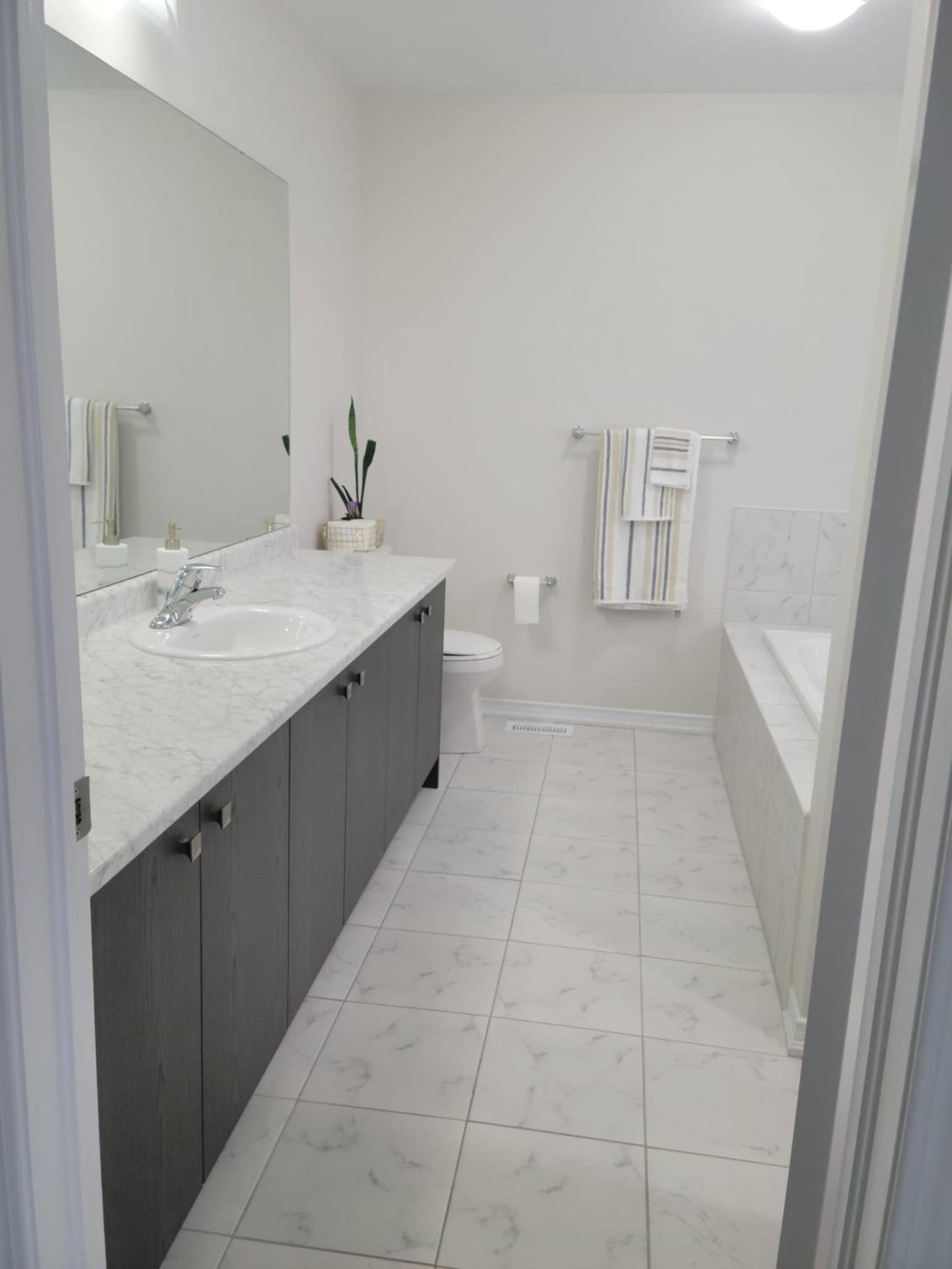 Niagara- Beautiful cozy Sunfilled big complete house minutes drive from Falls