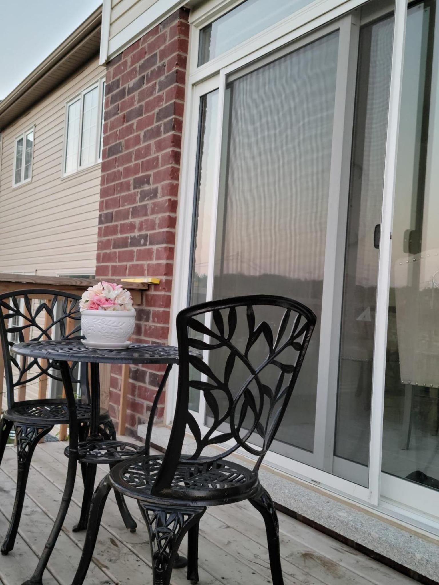 Niagara- Beautiful cozy Sunfilled big complete house minutes drive from Falls