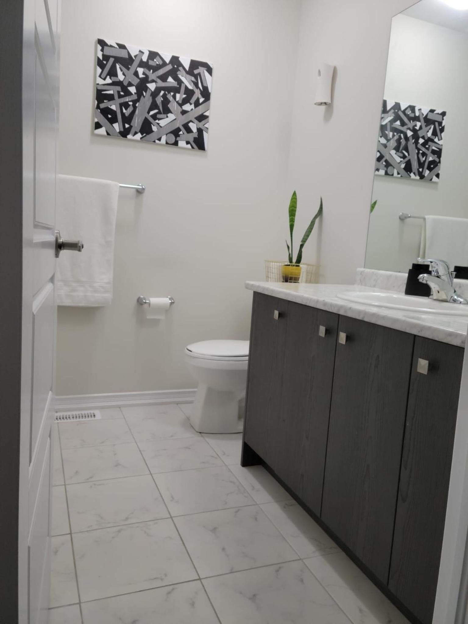 Niagara- Beautiful cozy Sunfilled big complete house minutes drive from Falls