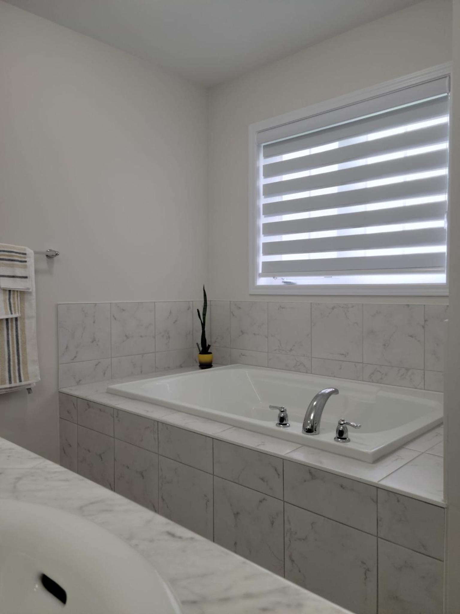 Niagara- Beautiful cozy Sunfilled big complete house minutes drive from Falls