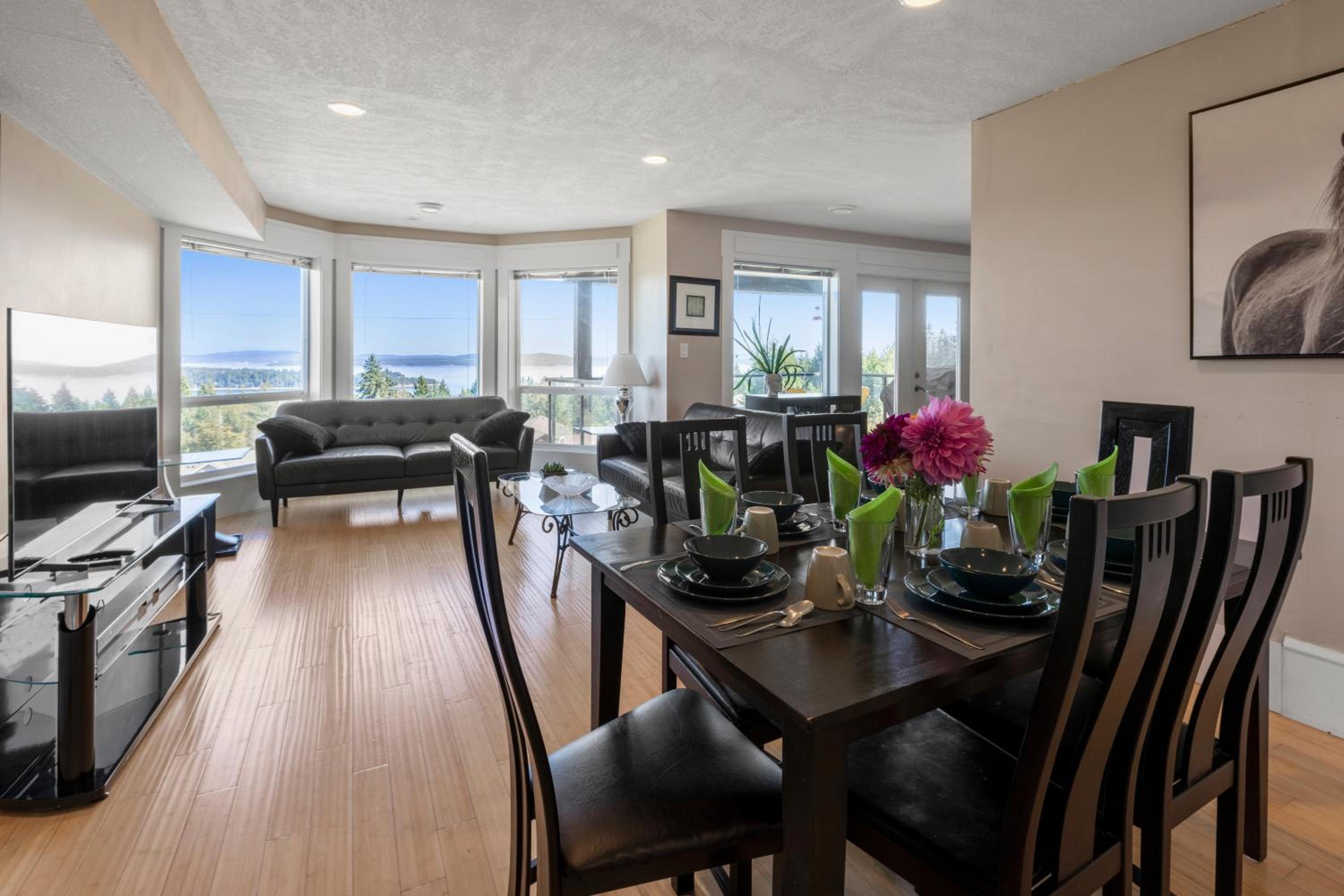 Executive pet friendly lower suite with ocean view