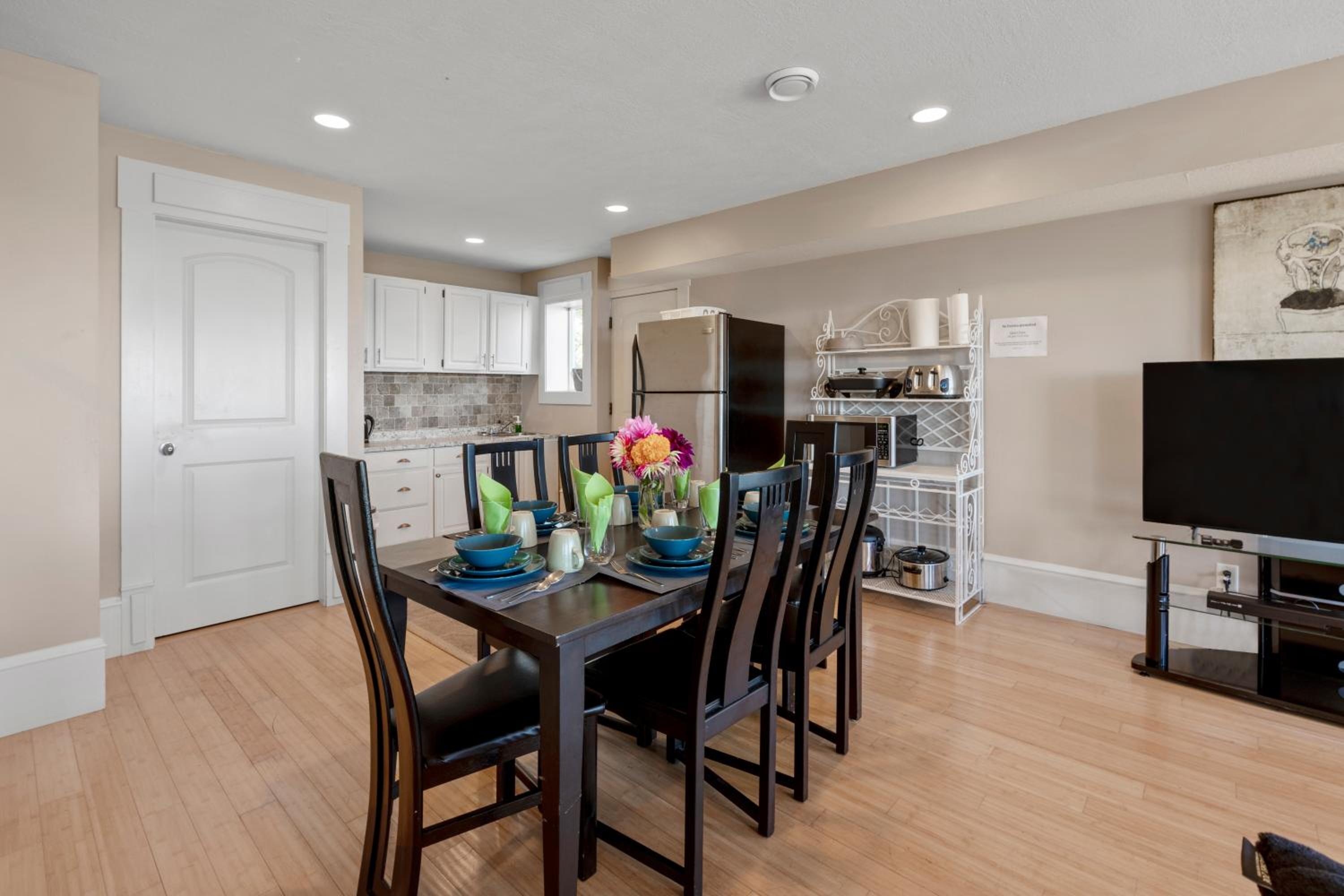 Executive pet friendly lower suite with ocean view