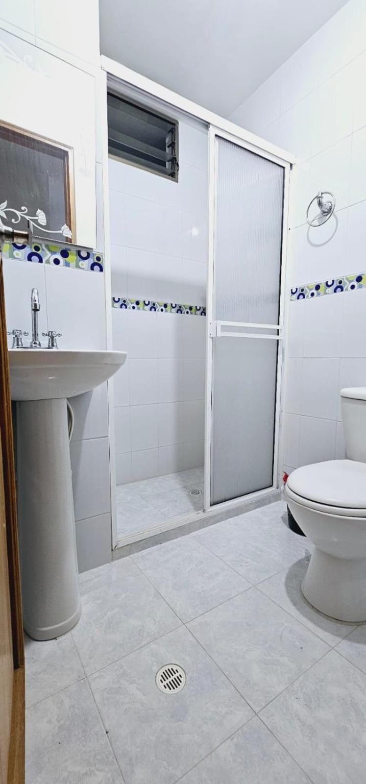 Habitacion cama sencilla baño de uso exclusivo