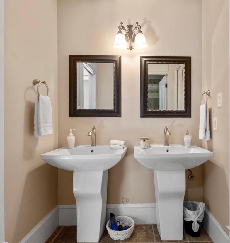Executive pet friendly lower suite with ocean view