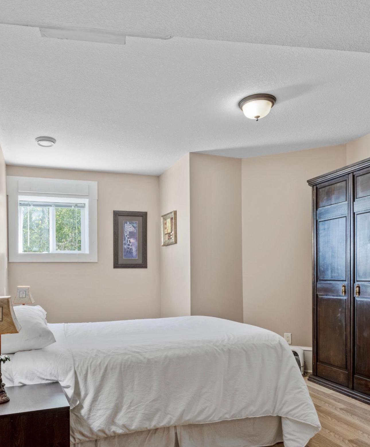 Executive pet friendly lower suite with ocean view