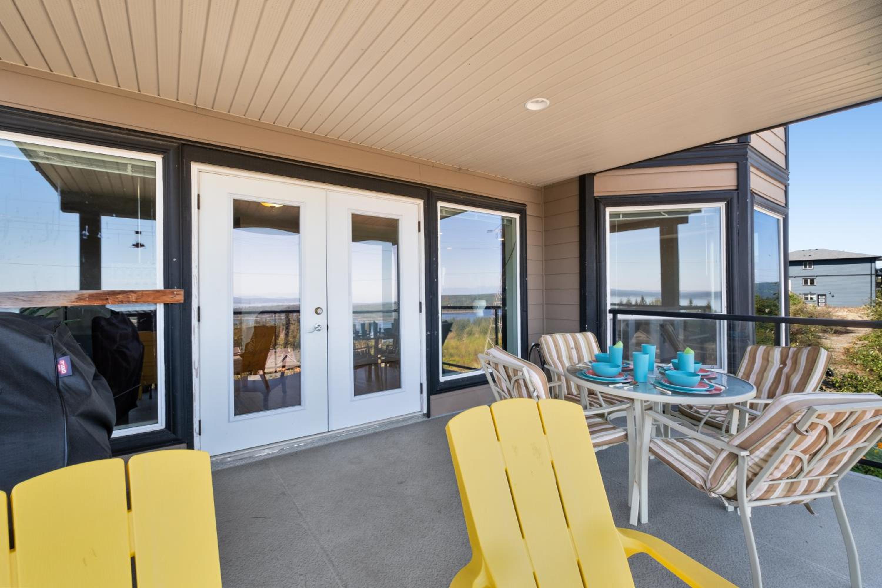 Executive pet friendly lower suite with ocean view