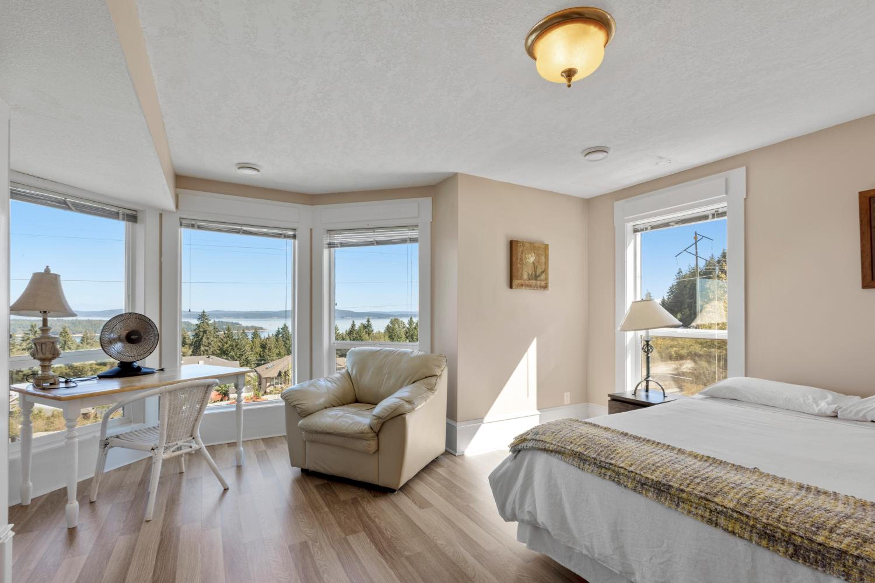 Executive pet friendly lower suite with ocean view