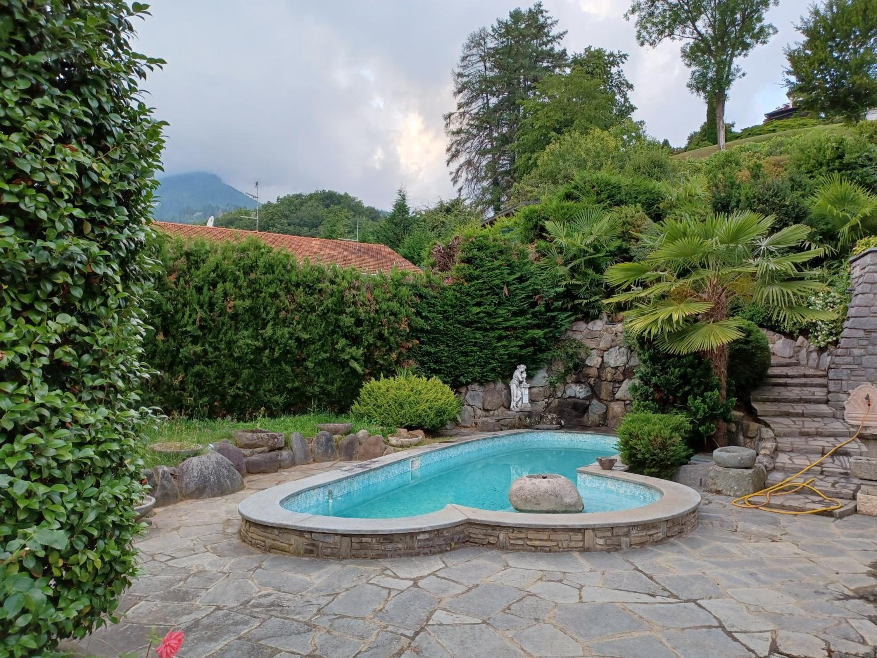 Penthouse in the green with private pool and garden