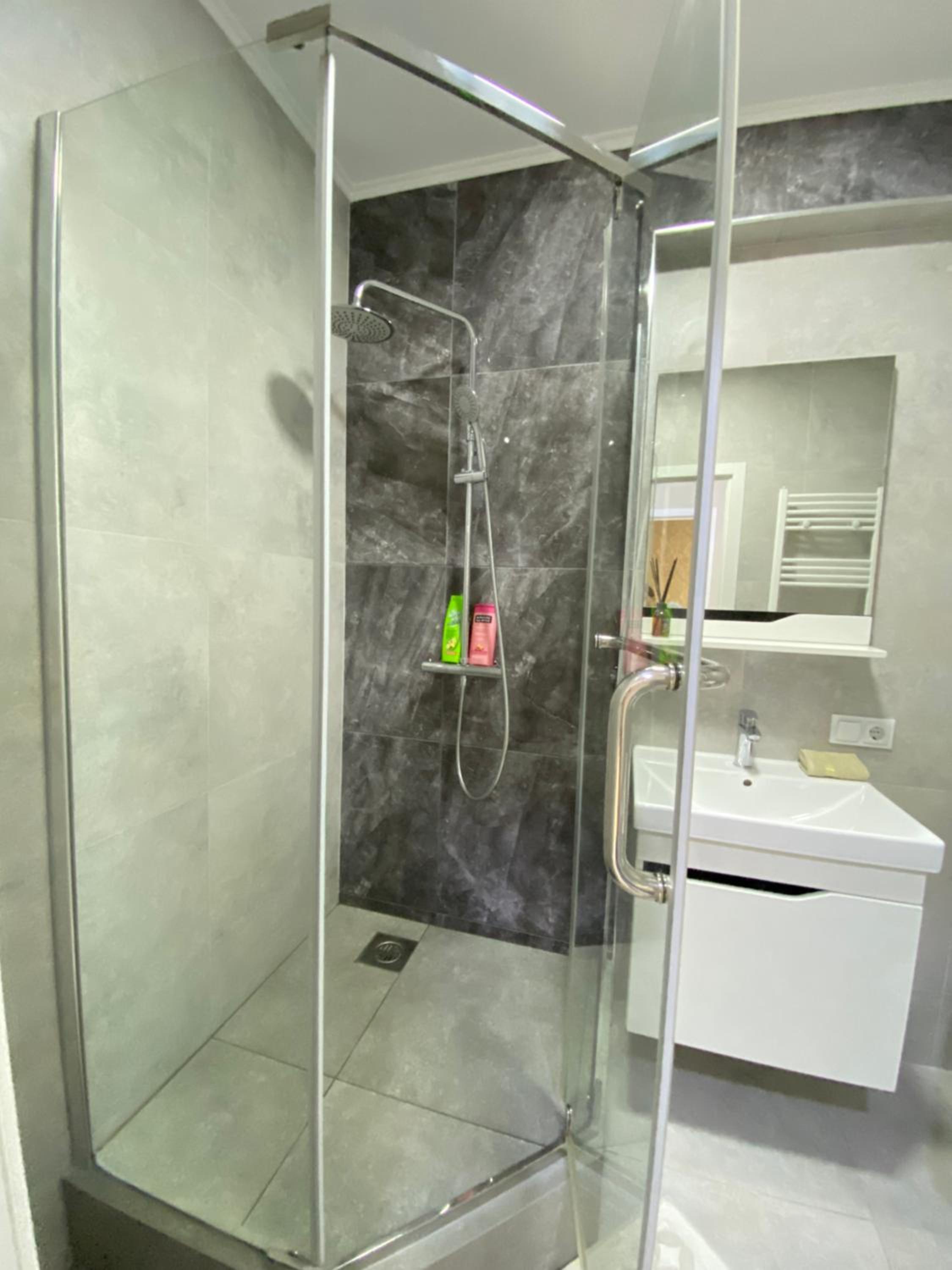 RentNow Central Top Apartment