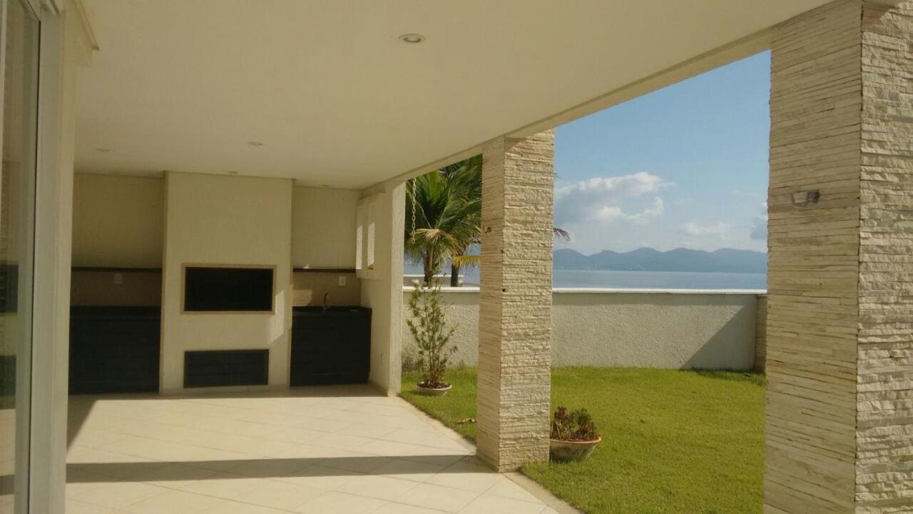 Pe na areia