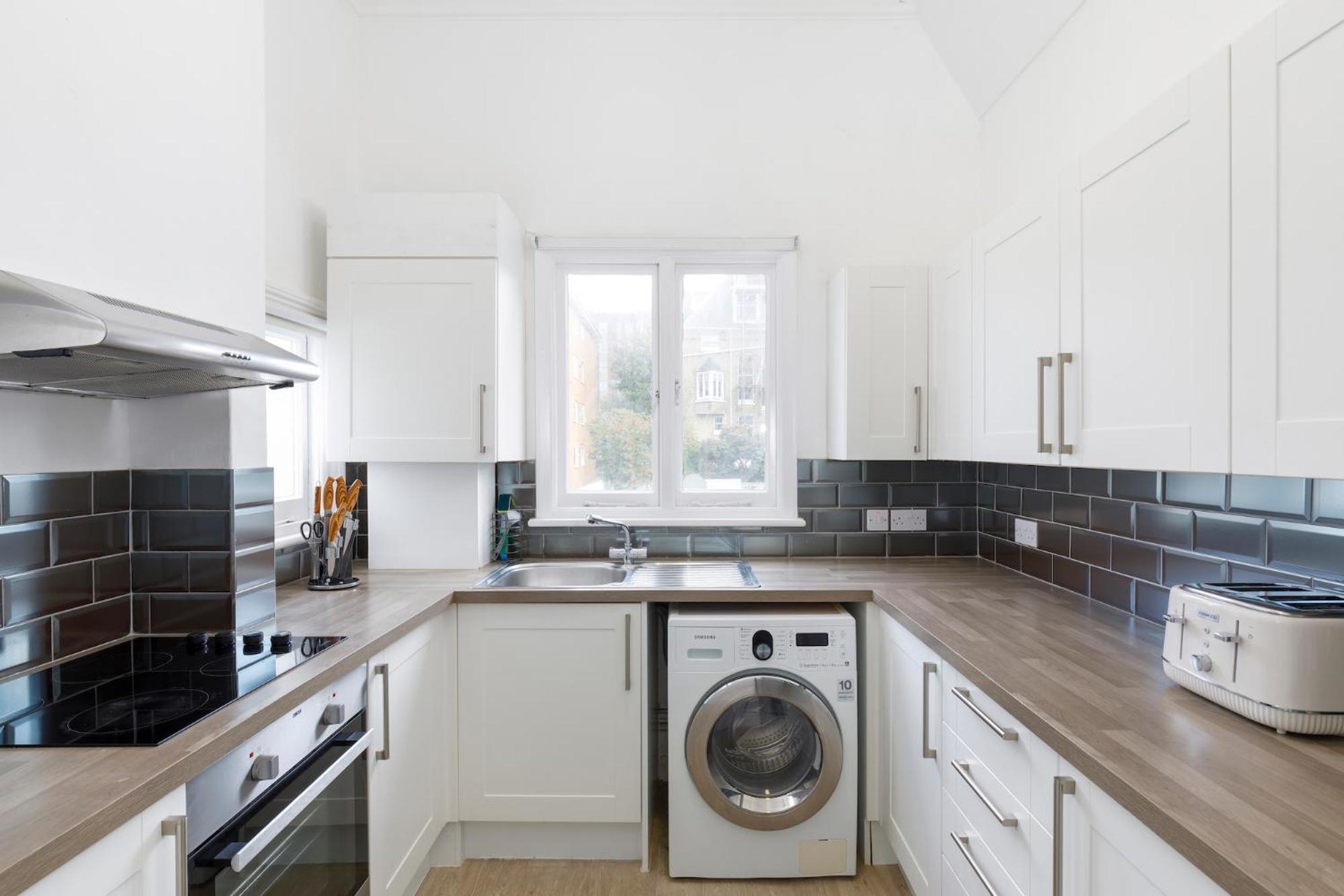 Lovely, modern & spacious 1-bed flat central Hove view 4
