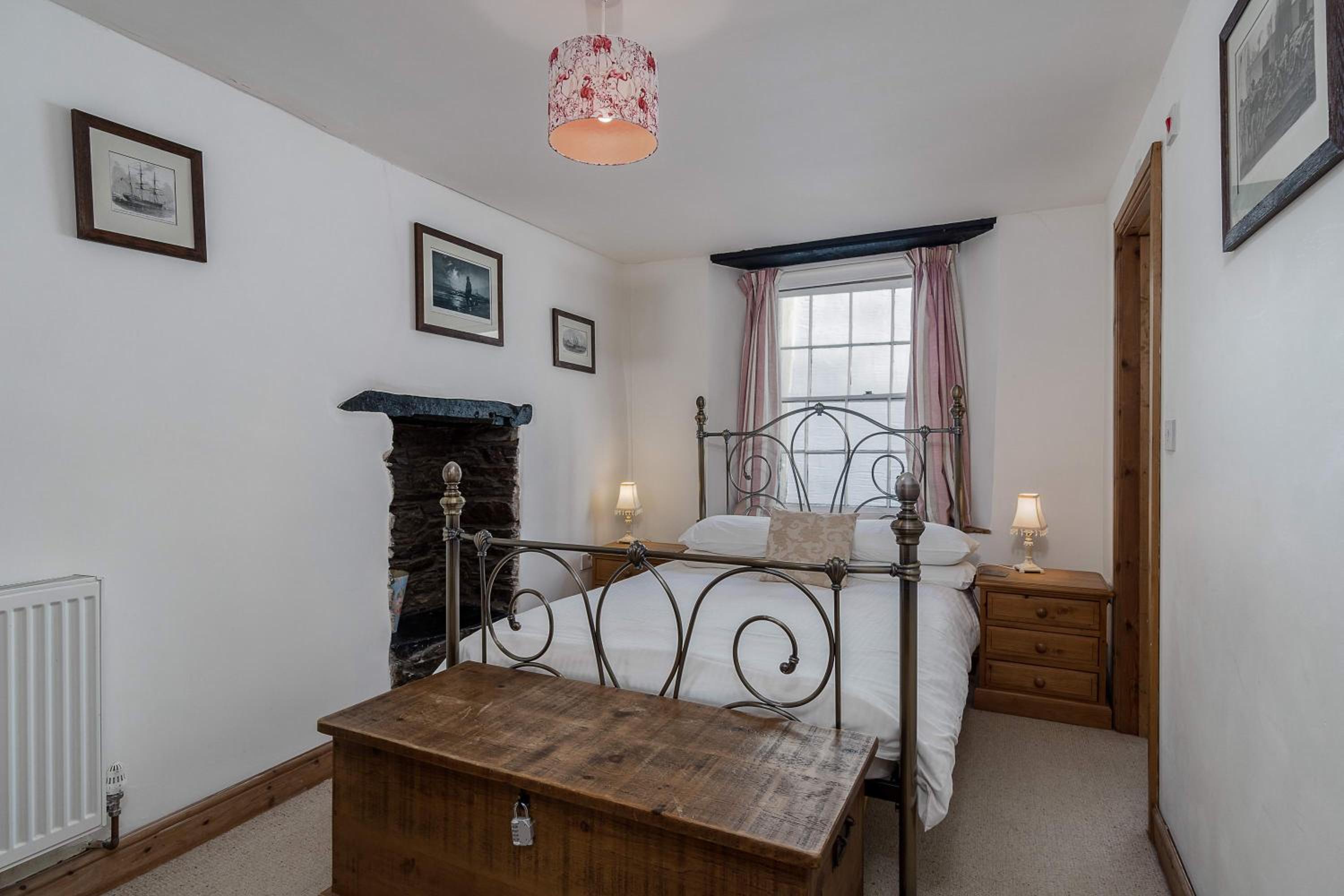 Historic Osborne House very close to the beach view 5