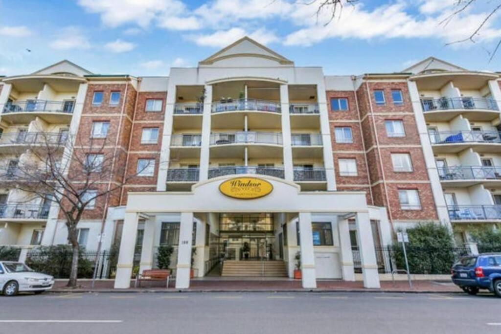 City Apartment - Free Parking, 3 bedrooms and 2 bathrooms